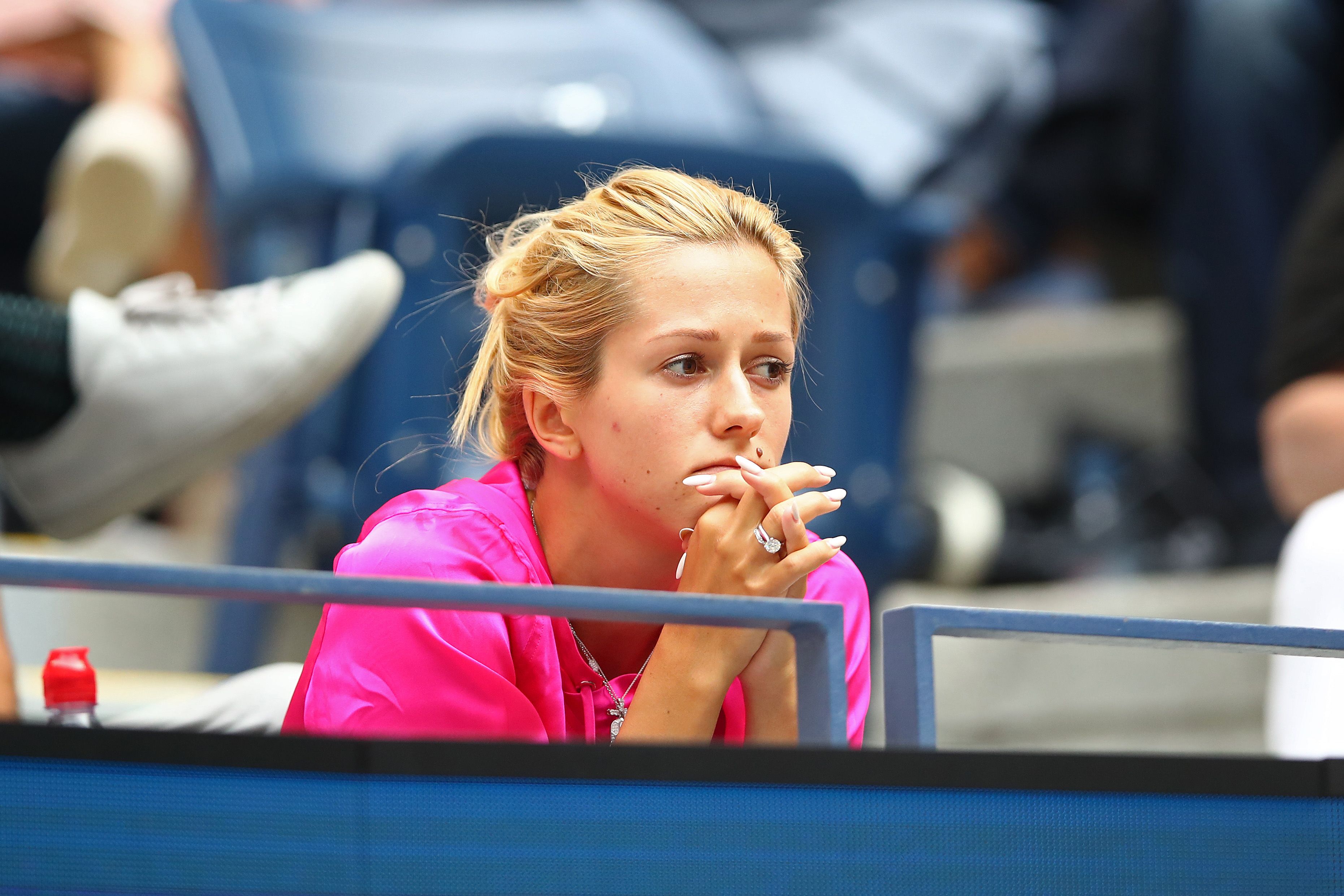 Daria Medvedev assiste in tribuna alla partita del marito