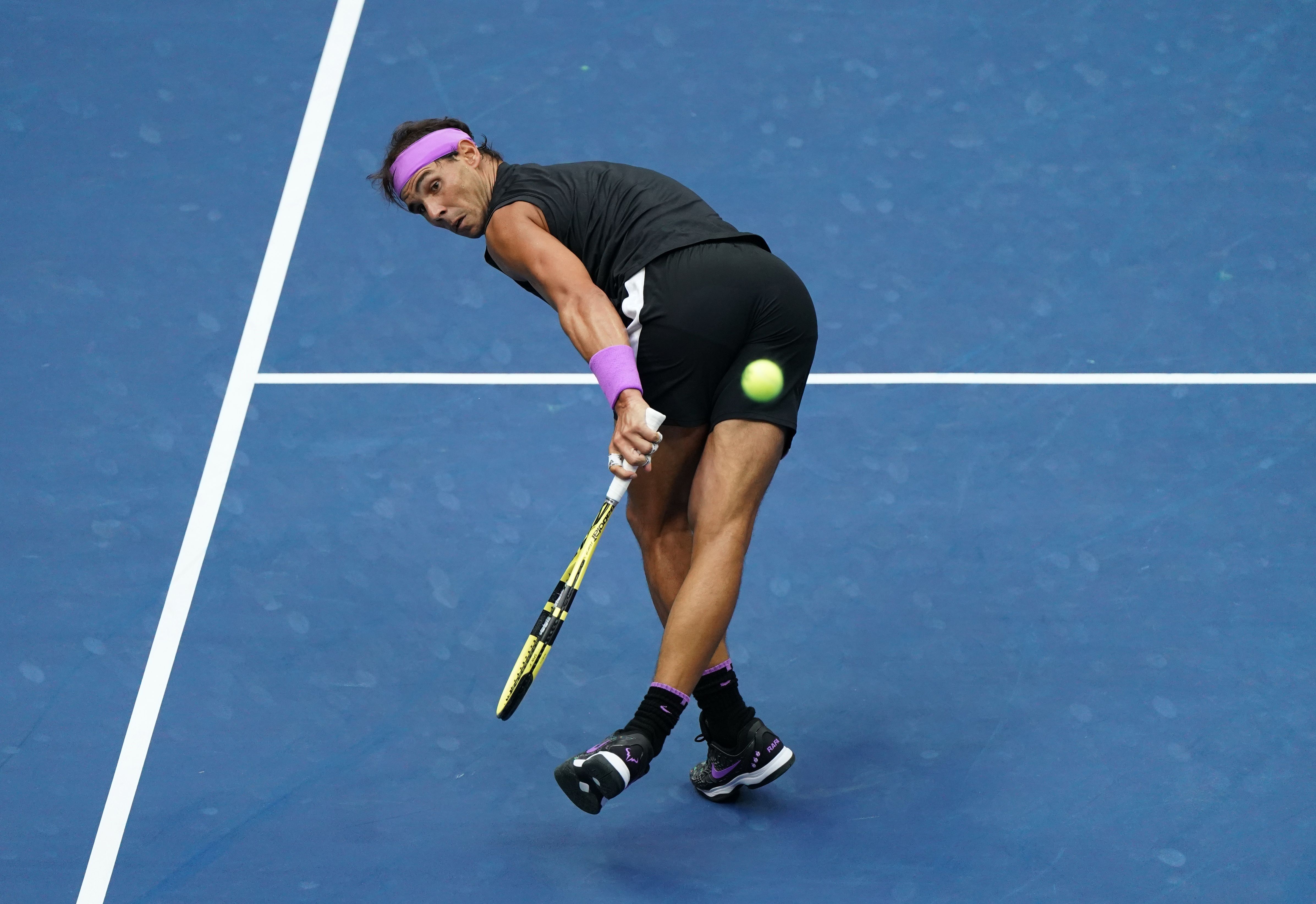 Nadal con la palla alle spalle