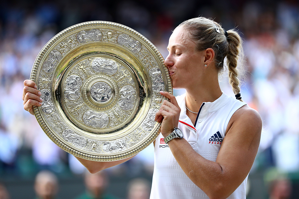 Il trofeo del singolare femminile nelle mani di Angelique Kerber