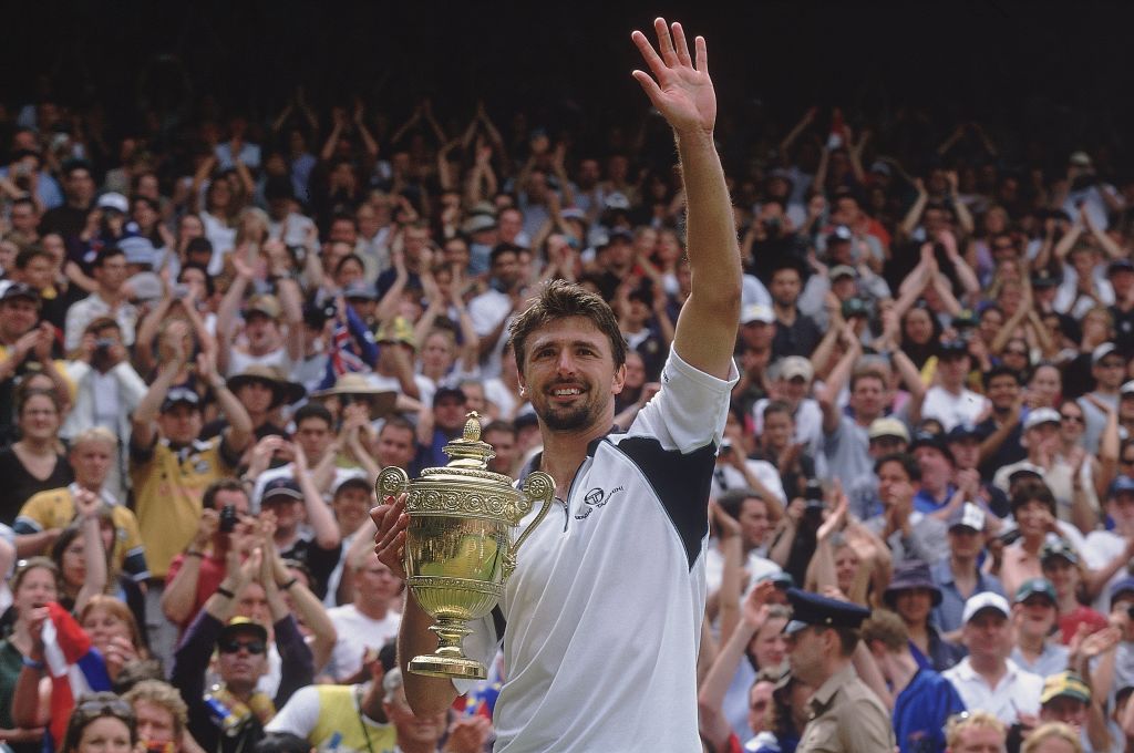Goran Ivanisevic con il trofeo di Wimbledon 2001