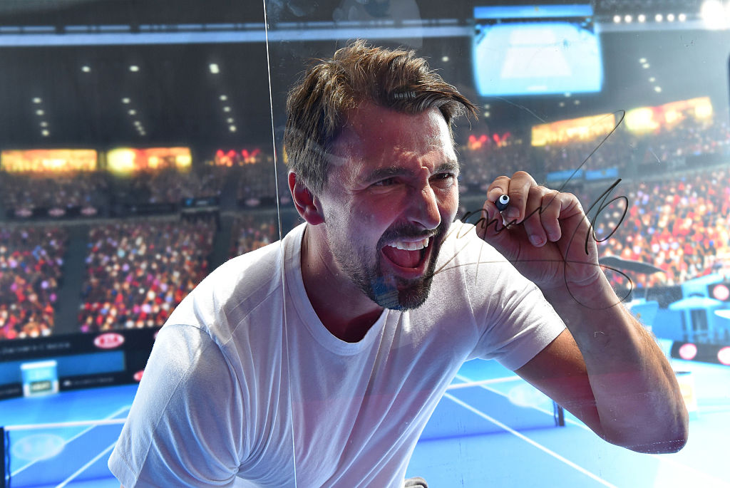 Goran Ivanisevic firma un autografo