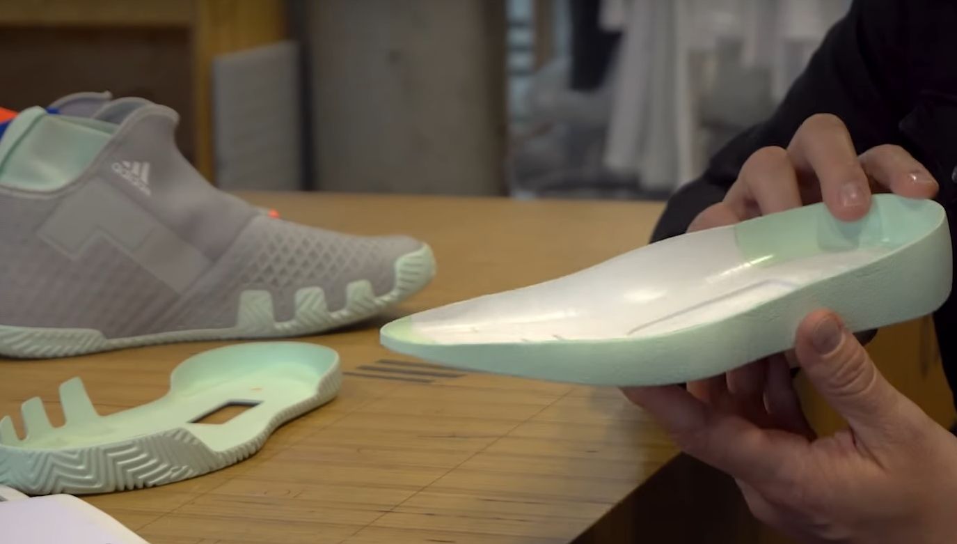 Il bordo rialzato dell'intersuola lungo il perimetro fa sì che il piede sia sostenuto, come incapsulato