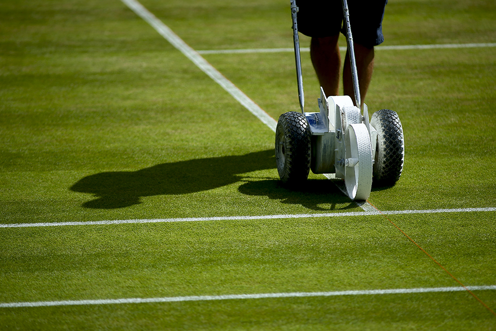 Altro elemento fondamentale sono le righe, ripassate ogni mattina e talvolta anche tra un match e l’altro. Vengono disegnate con un particolare tipo di gesso, come si può notare dalla nuvoletta che si alza quando vengono colpite.