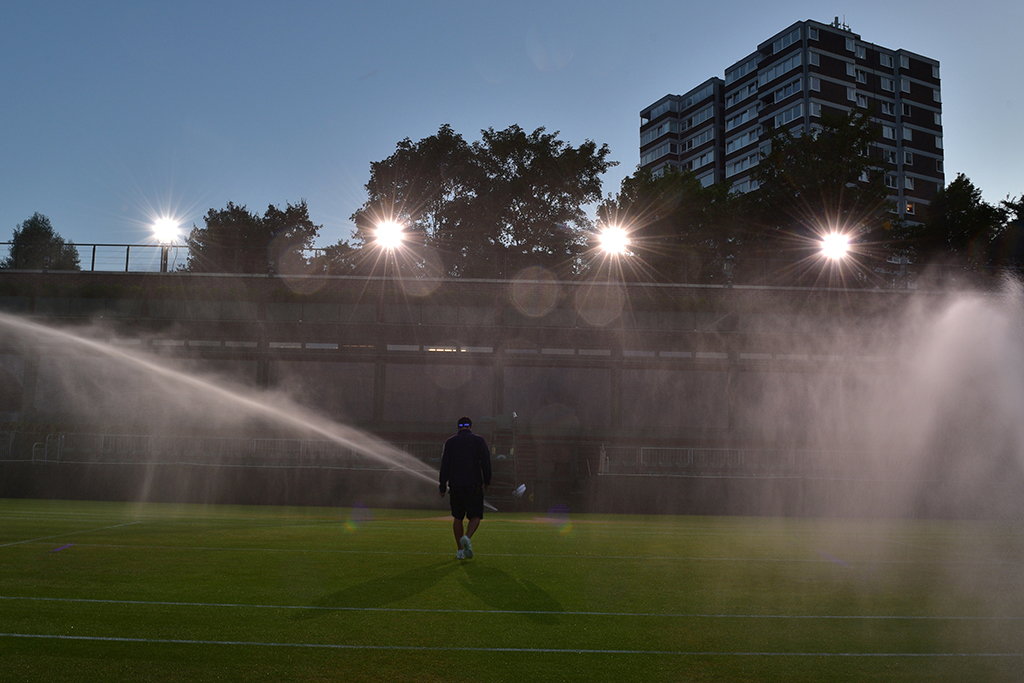 Importantissima anche l’irrigazione: all’All England Club viene fatta ogni sera, al termine degli incontri.