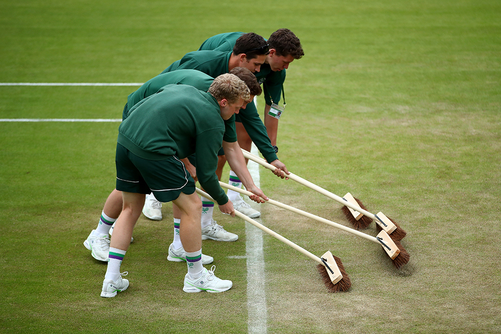 Fra un match e l’altro, specialmente quando i campi iniziano a consumarsi, i giardinieri intervengono per uniformare il più possibile il fondo.