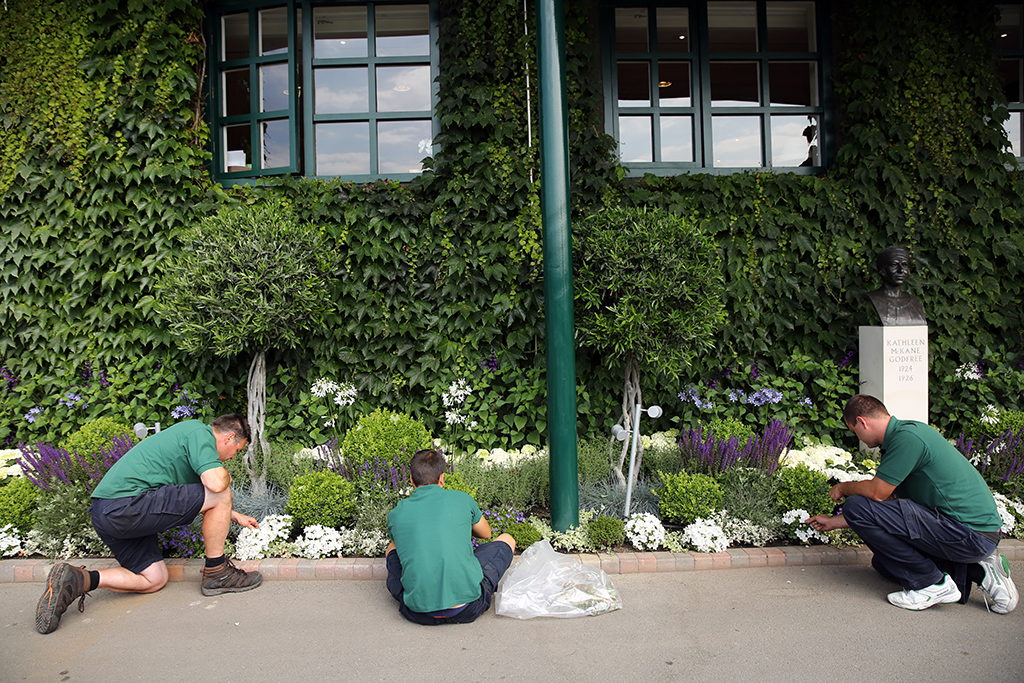 Con dei campi così curati, anche tutto il resto dei giardini dev’essere all’altezza. Fortunatamente, c’è chi si occupa anche di quello.
