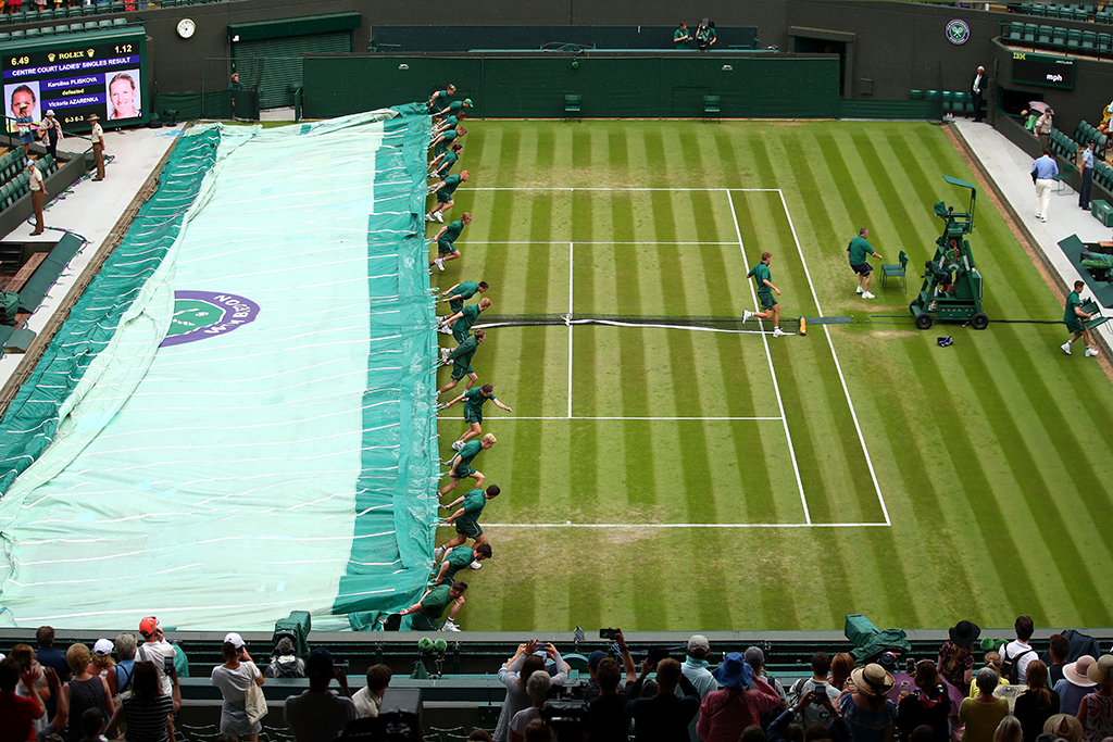 Determinante anche la rapidità nella copertura dei campi in caso di pioggia. Uno spettacolo al quale tutti hanno assistito almeno una volta. C’è chi si occupa al volo di smontare i paletti e togliere la rete, e poi si parte con la copertura.