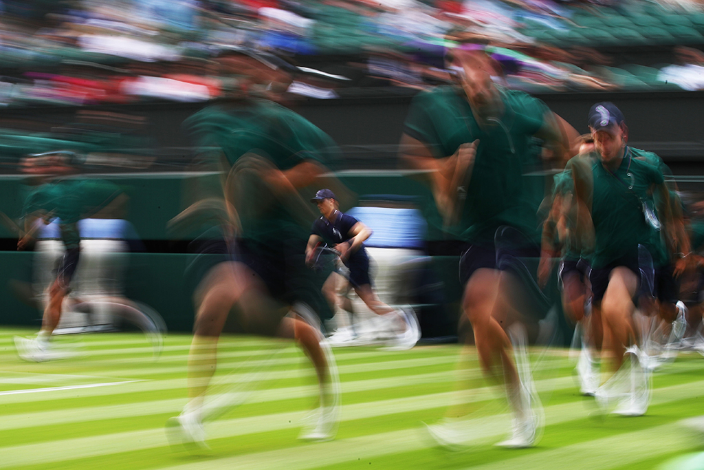 Il segreto è l’estrema velocità degli addetti ai campi: anche solo qualche secondo in più di pioggia può contribuire a rovinare il campo o a ritardare di parecchio la ripresa degli incontri.