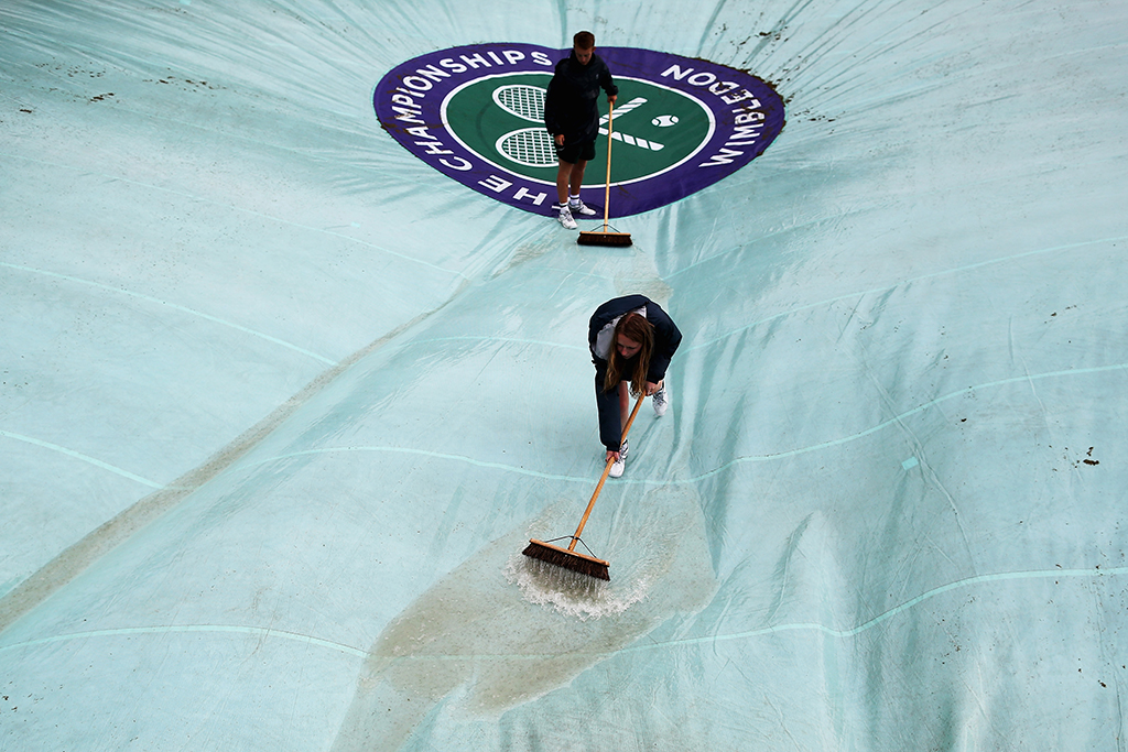 In caso di piogge persistenti, gli addetti ai campi devono anche occuparsi di spazzare via tutta l’acqua in eccesso, per evitare che durante la rimozione dei teli possa depositarsi sul campo.