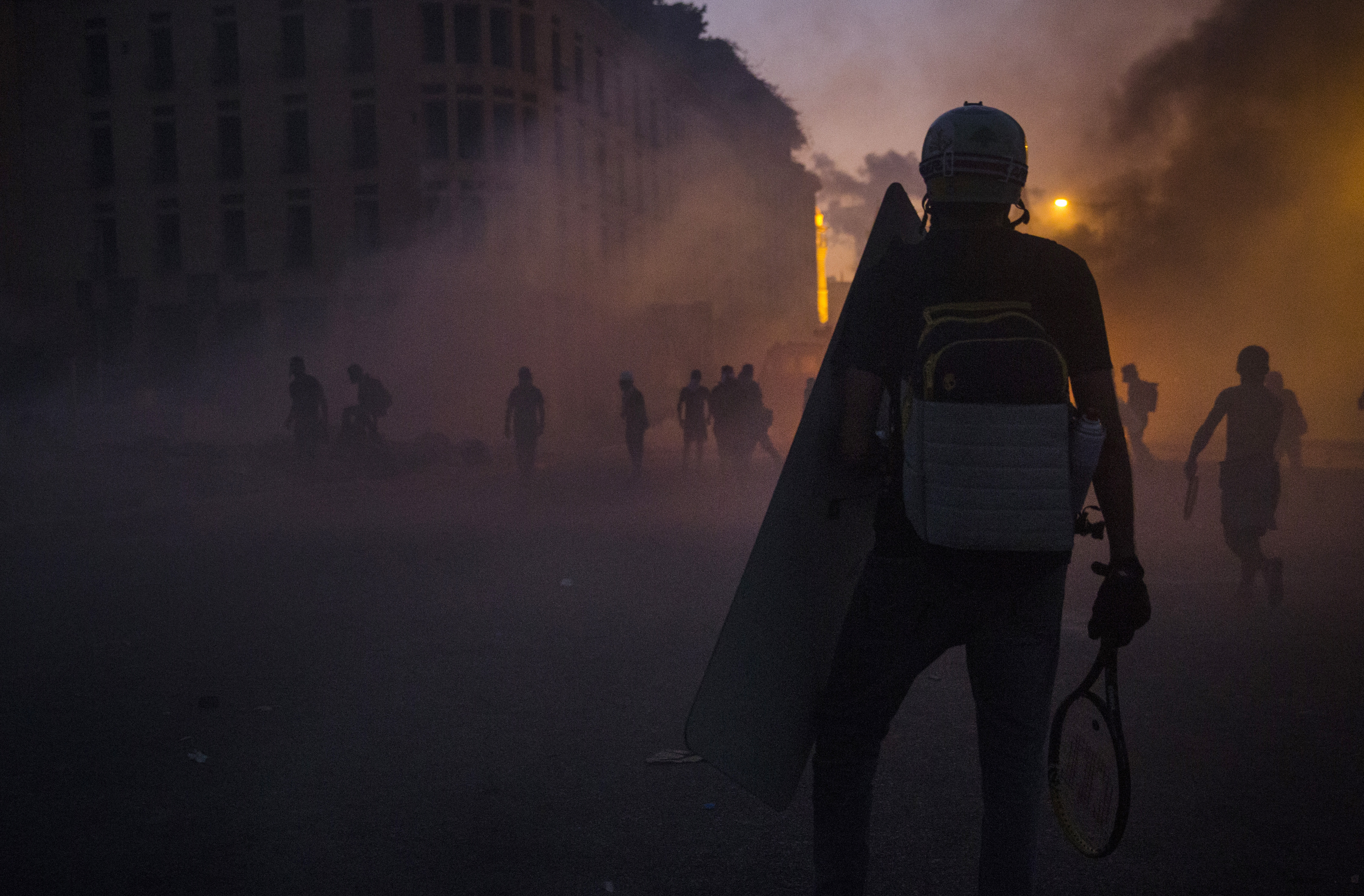 Le foto delle proteste a Beirut (Libano): in pugno anche decine di racchette da tennis