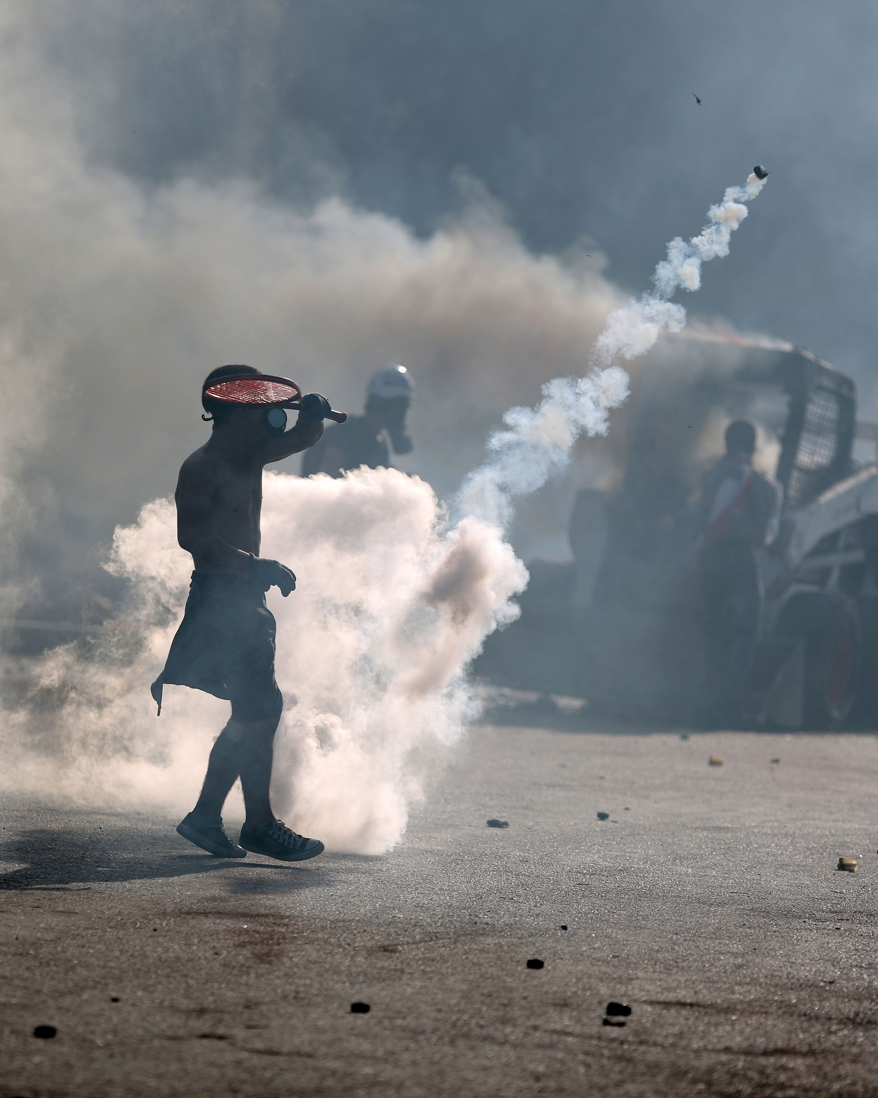 Le foto delle proteste a Beirut (Libano): in pugno anche decine di racchette da tennis