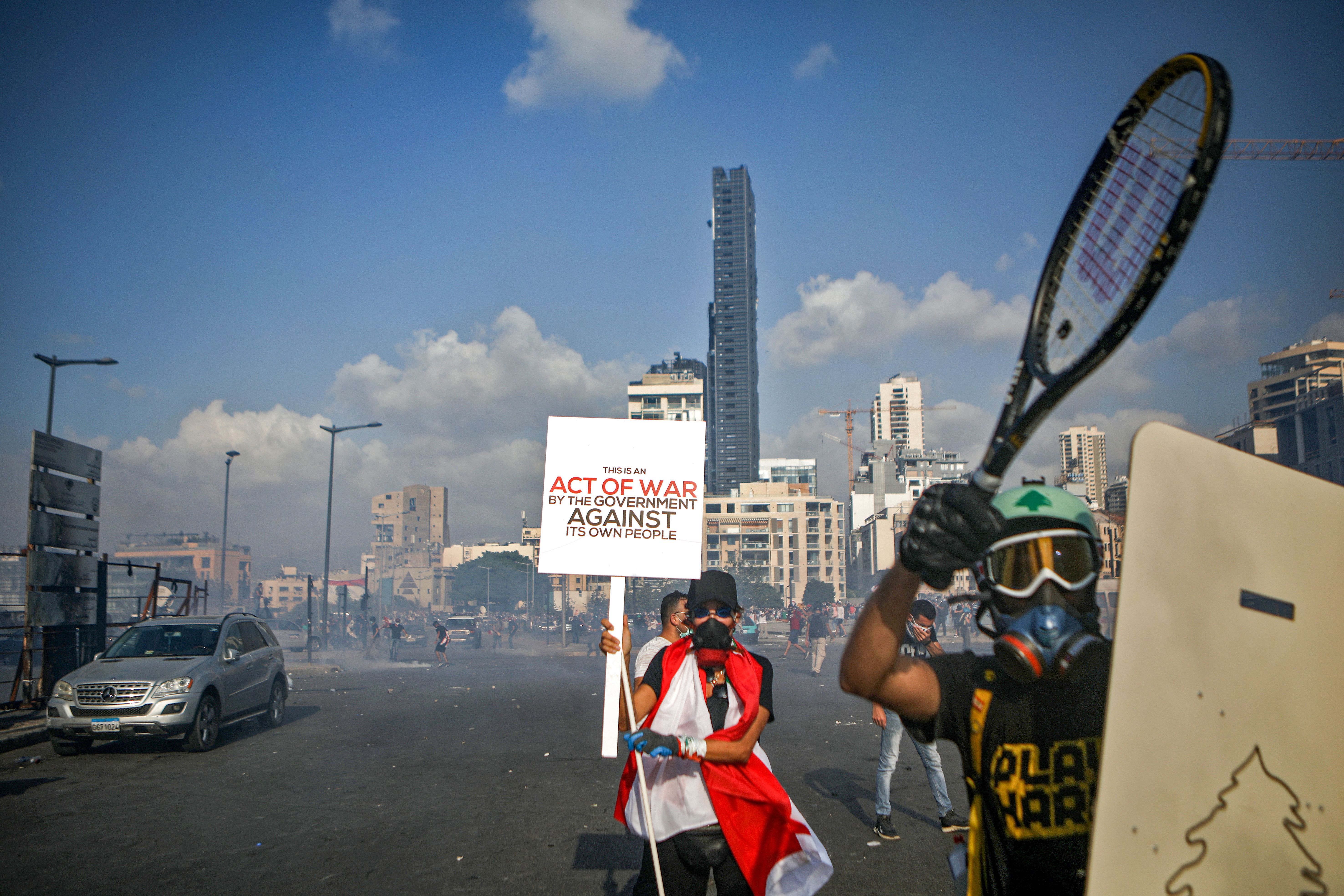 Le foto delle proteste a Beirut (Libano): in pugno anche decine di racchette da tennis