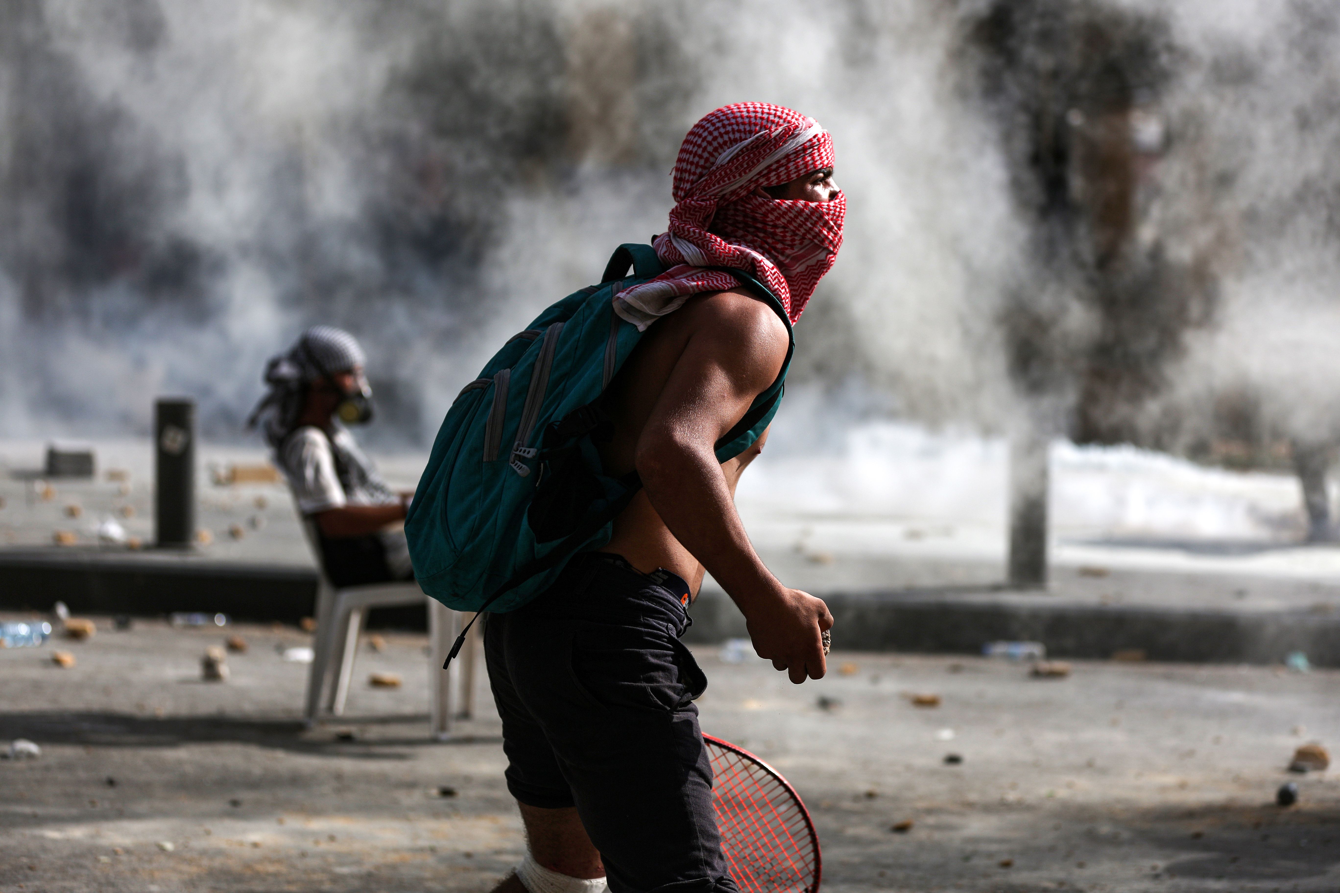 Le foto delle proteste a Beirut (Libano): in pugno anche decine di racchette da tennis