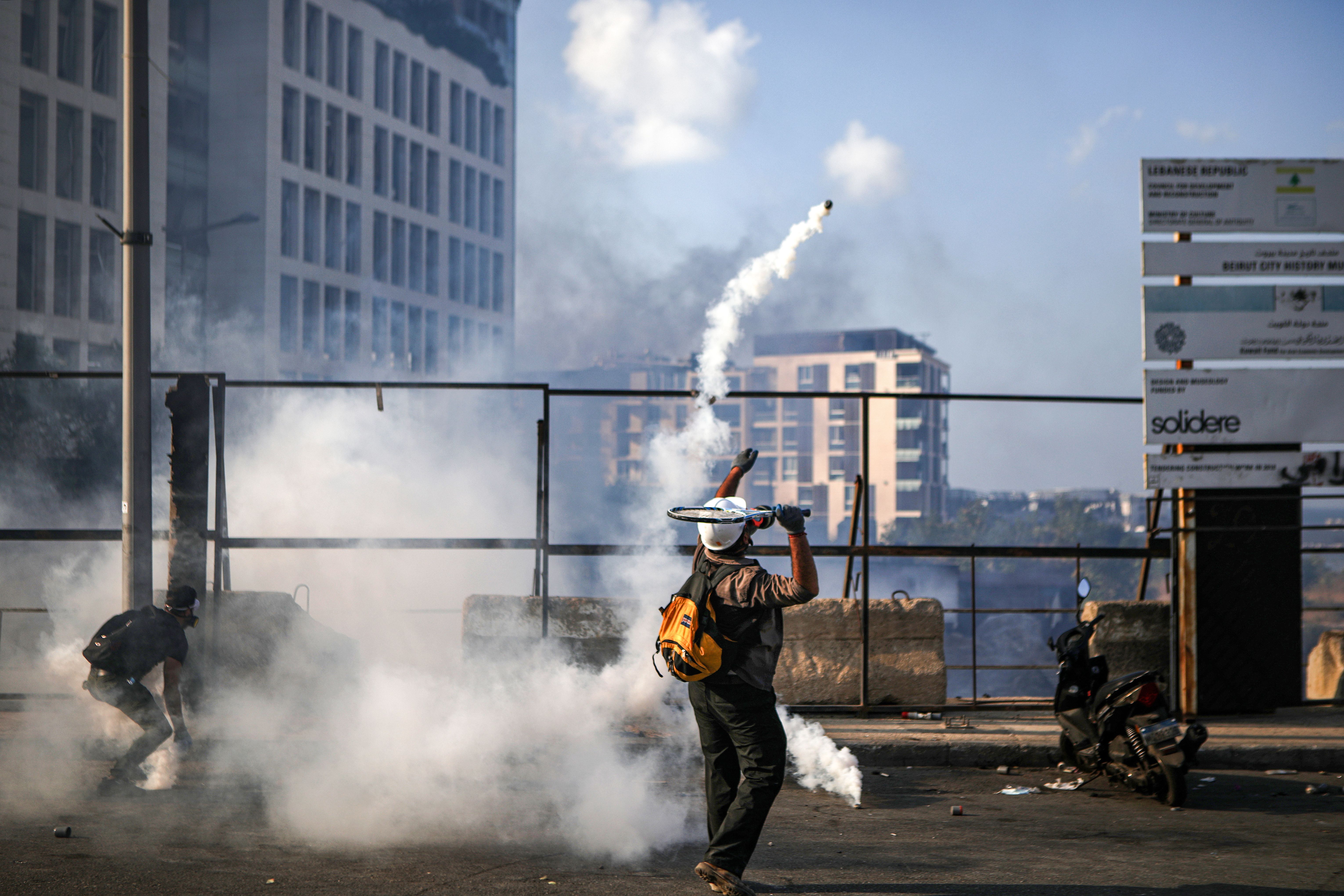 Le foto delle proteste a Beirut (Libano): in pugno anche decine di racchette da tennis