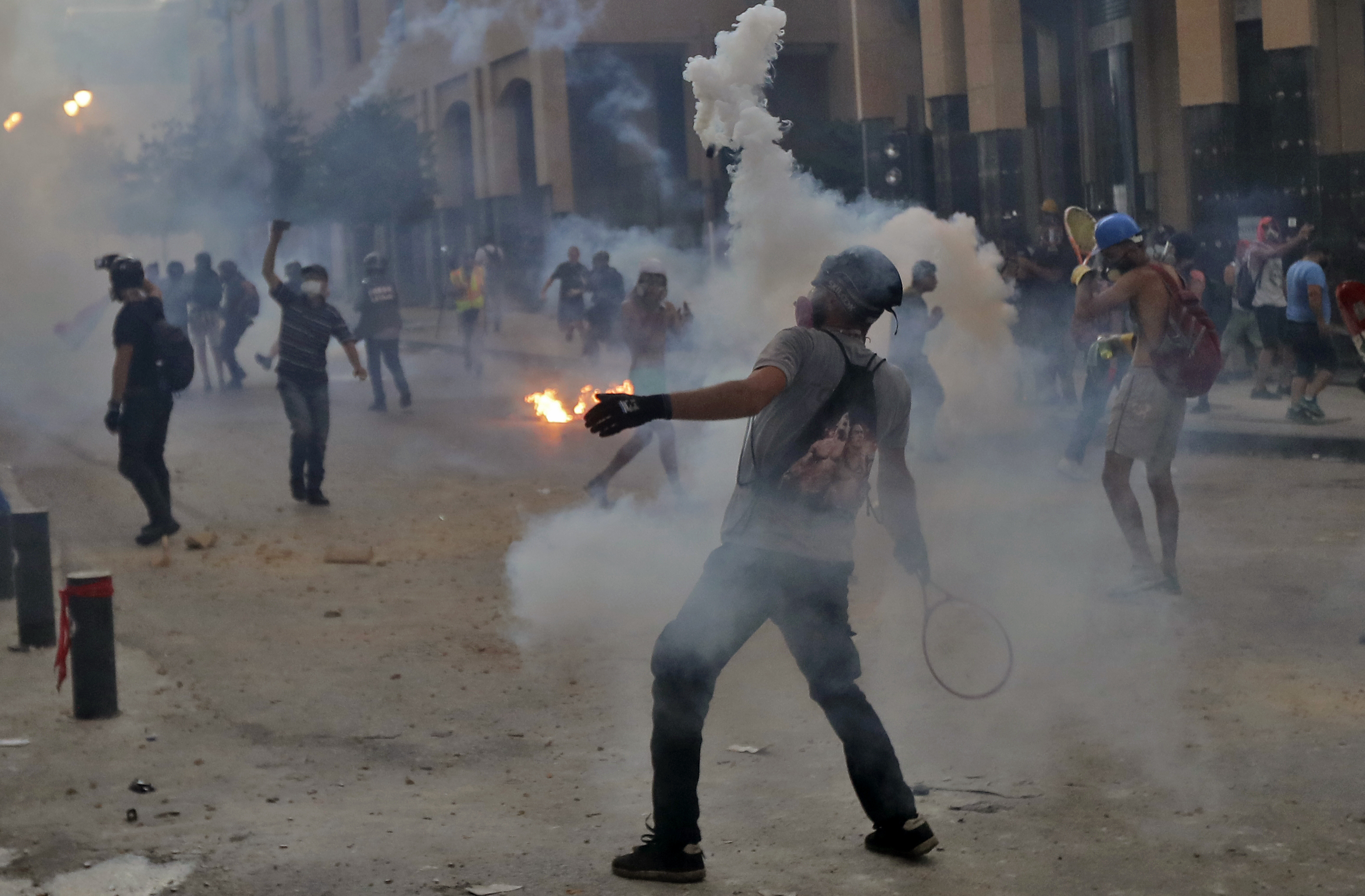 Le foto delle proteste a Beirut (Libano): in pugno anche decine di racchette da tennis