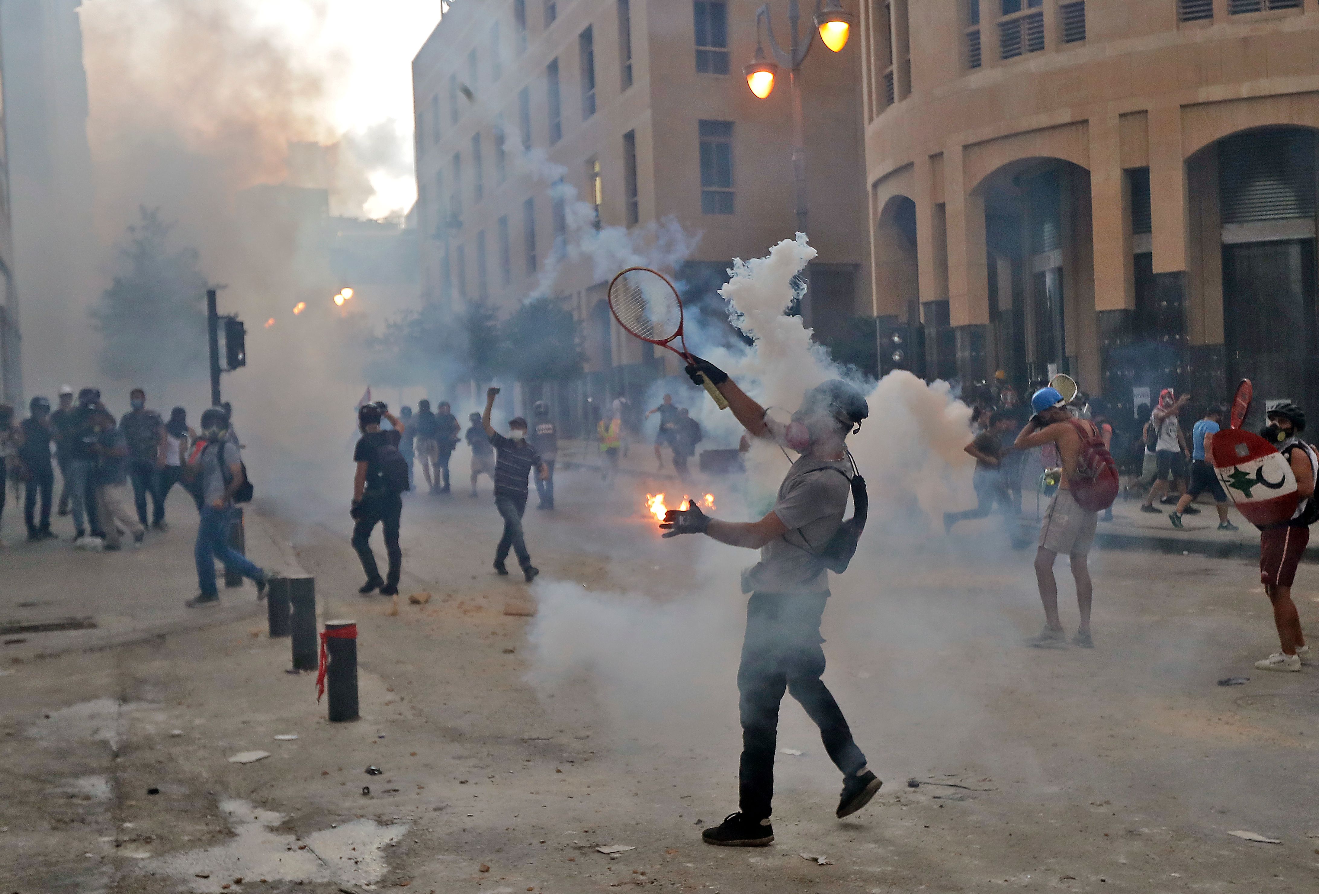 Le foto delle proteste a Beirut (Libano): in pugno anche decine di racchette da tennis