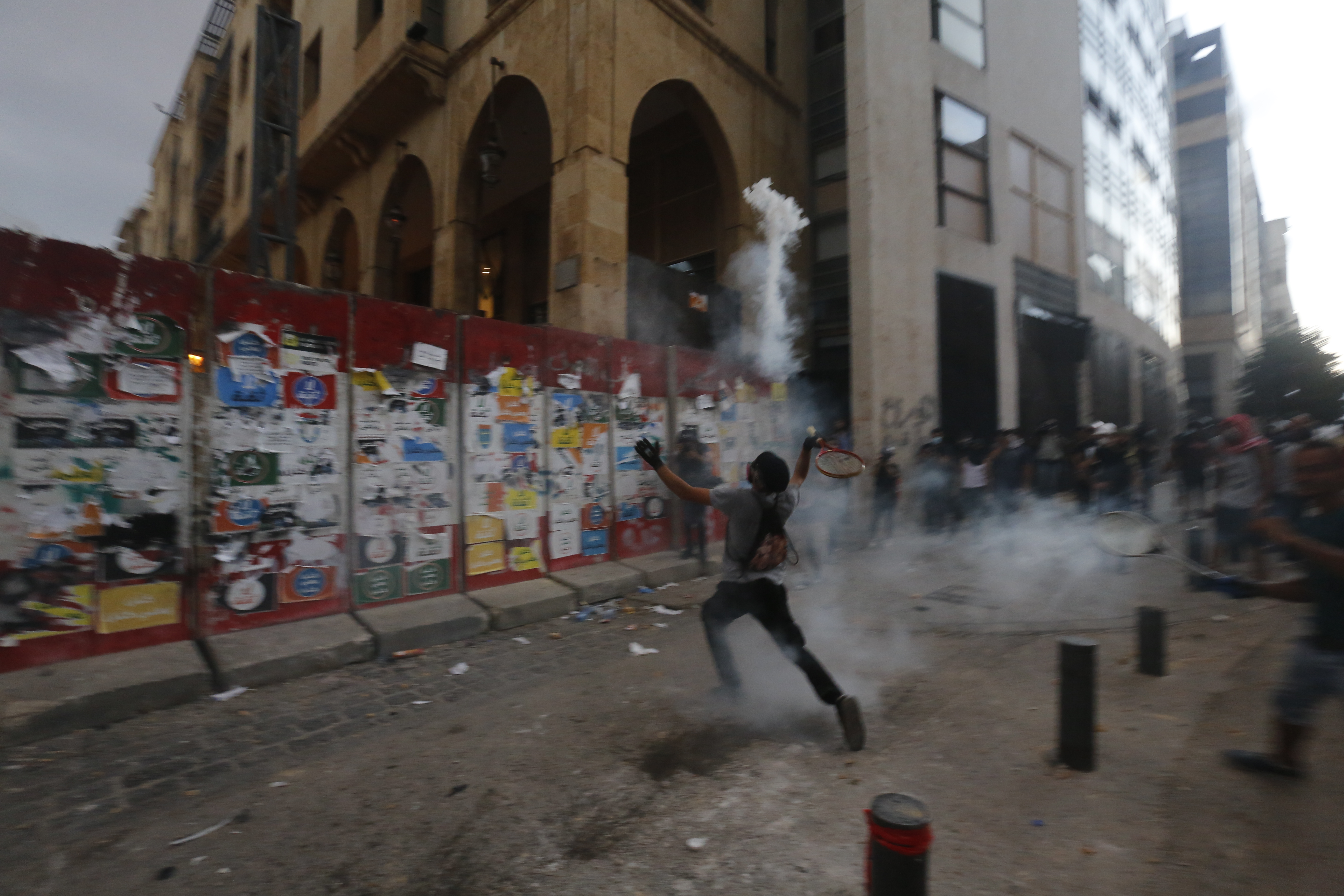 Le foto delle proteste a Beirut (Libano): in pugno anche decine di racchette da tennis
