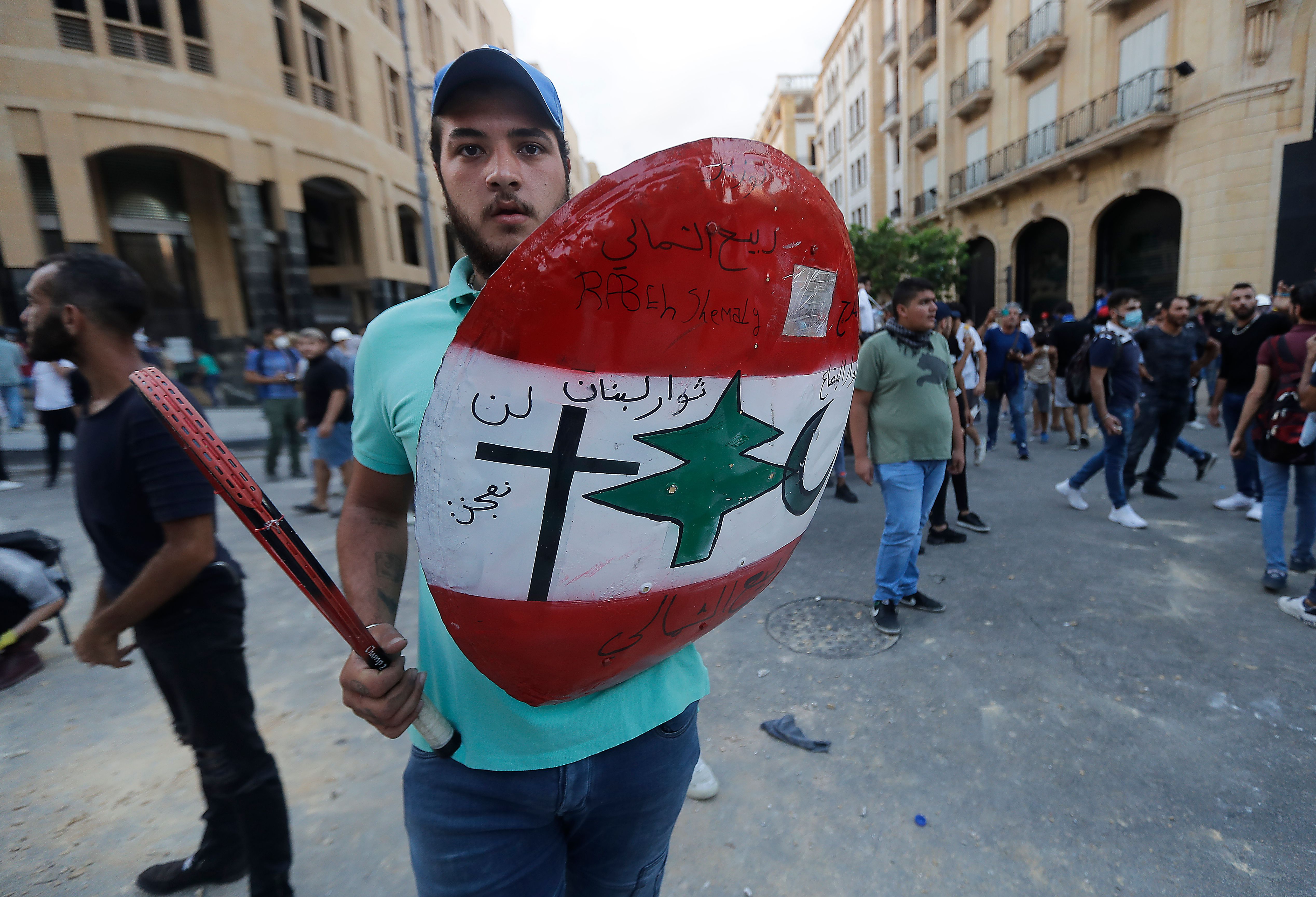 Le foto delle proteste a Beirut (Libano): in pugno anche decine di racchette da tennis