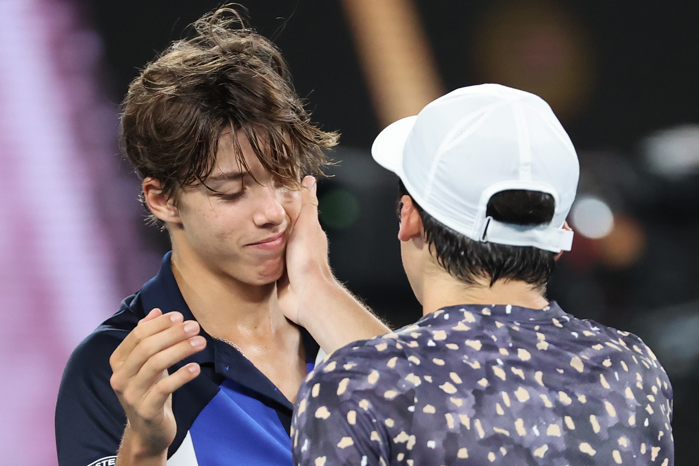 Finale non soltanto derby francese, ma anche tra grandi amici: qui Mayot di spalle consola Cazaux a fine match