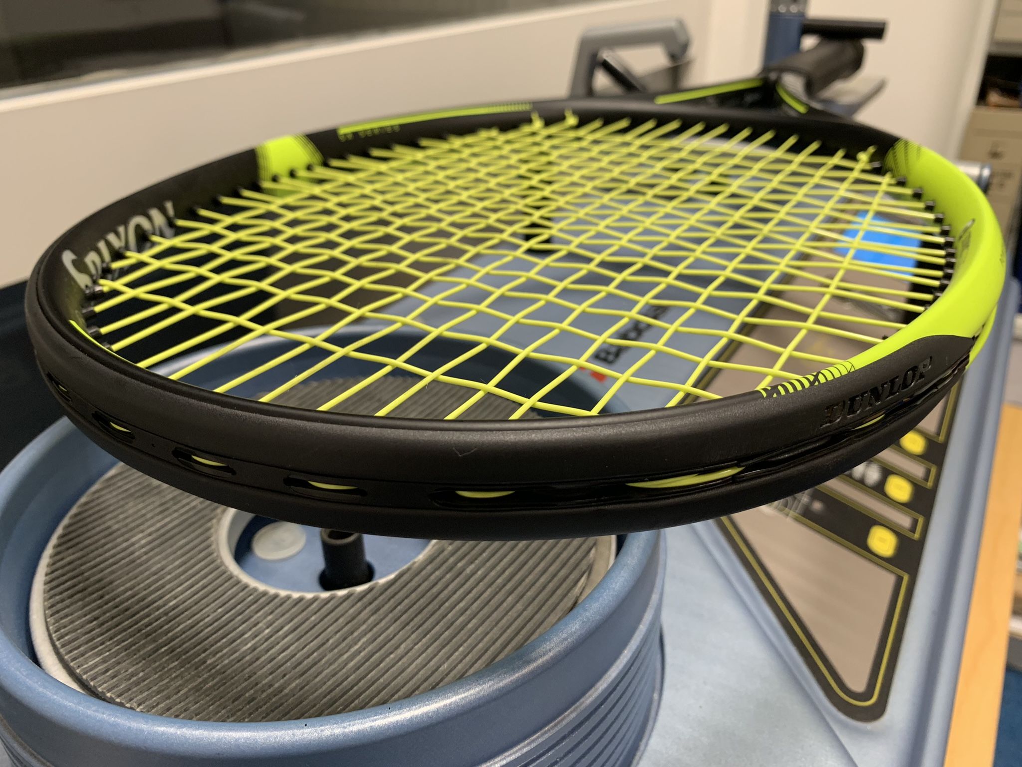 Vista da sopra: il passacorde col bumper protettivo sulla testa della racchetta