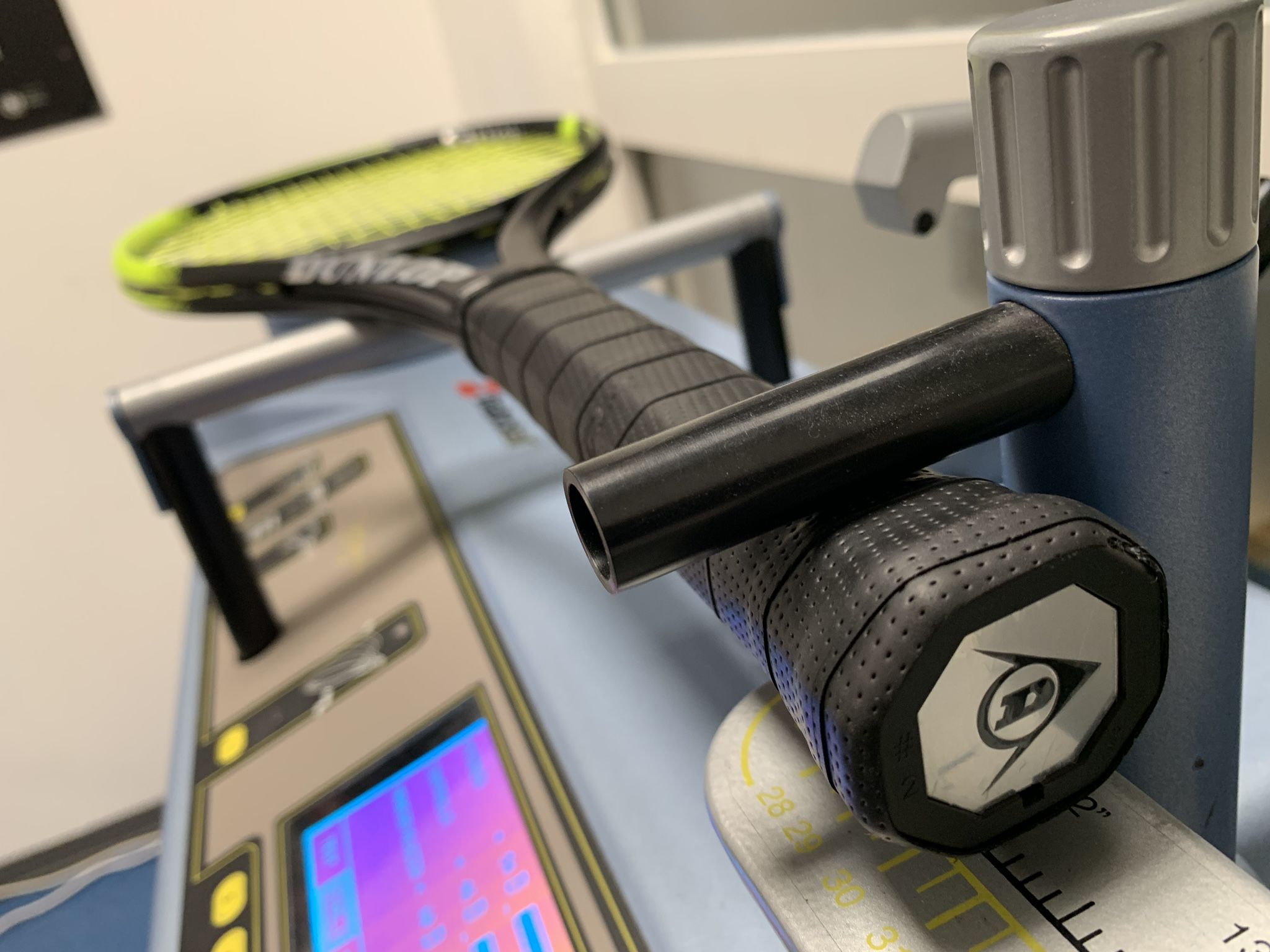 Vista dal basso: tacco e grip della racchetta sul diagnostic