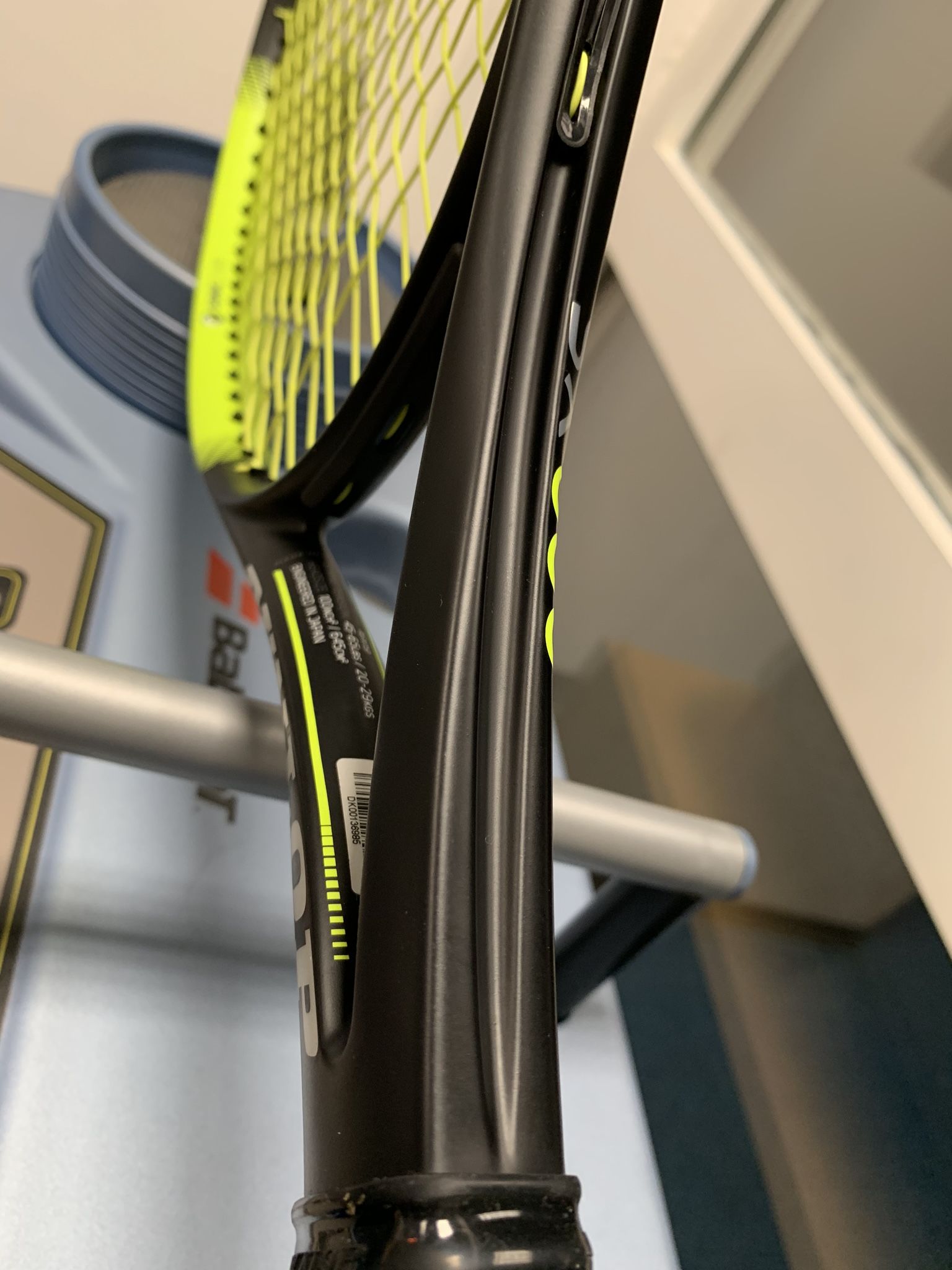 La particolare scanalatura all'esterno del cuore che si collega al canalino dei passacorde sull'ovale