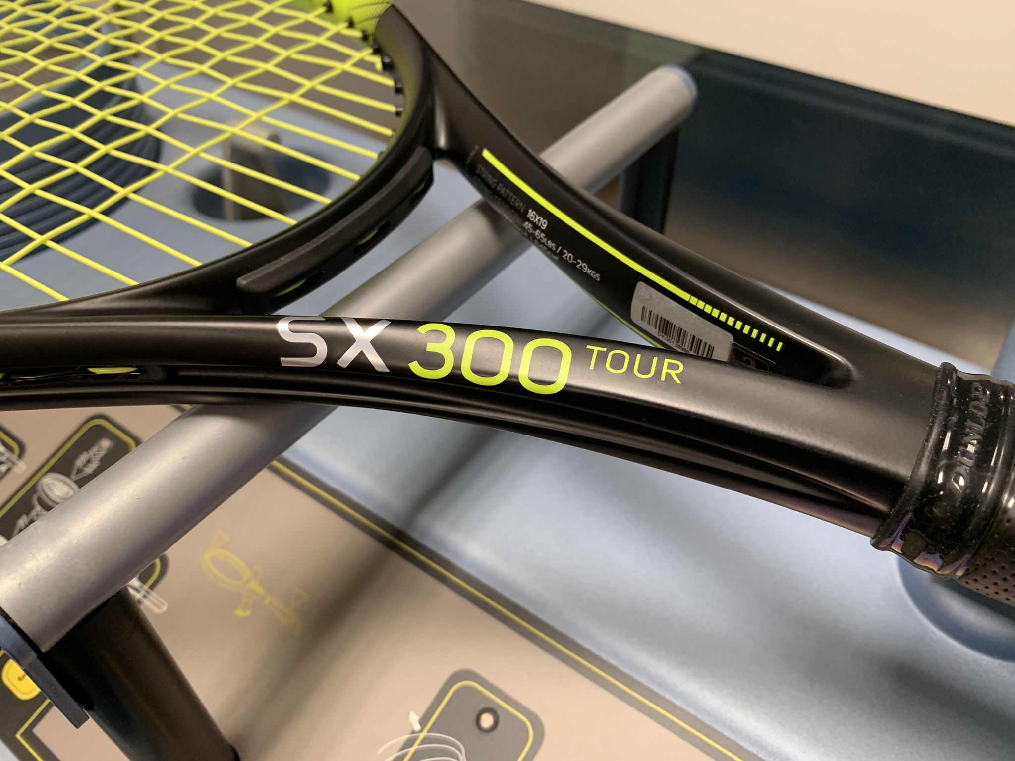 Altra particolarità è la sezione degli steli con la scanalatura all'esterno