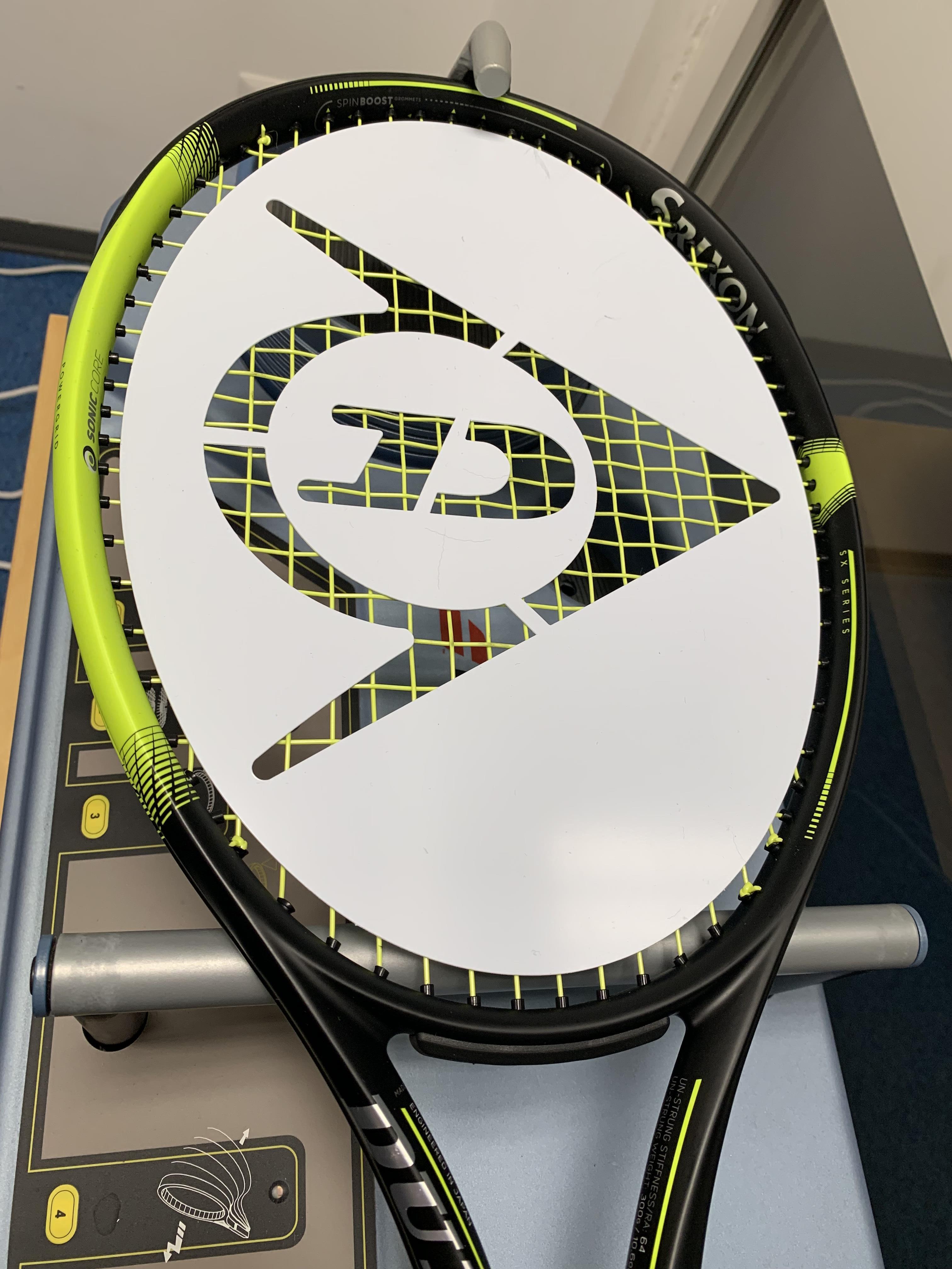 L'effetto cromatico tra il nero e il giallo lime con la 'maschera' per logare le corde