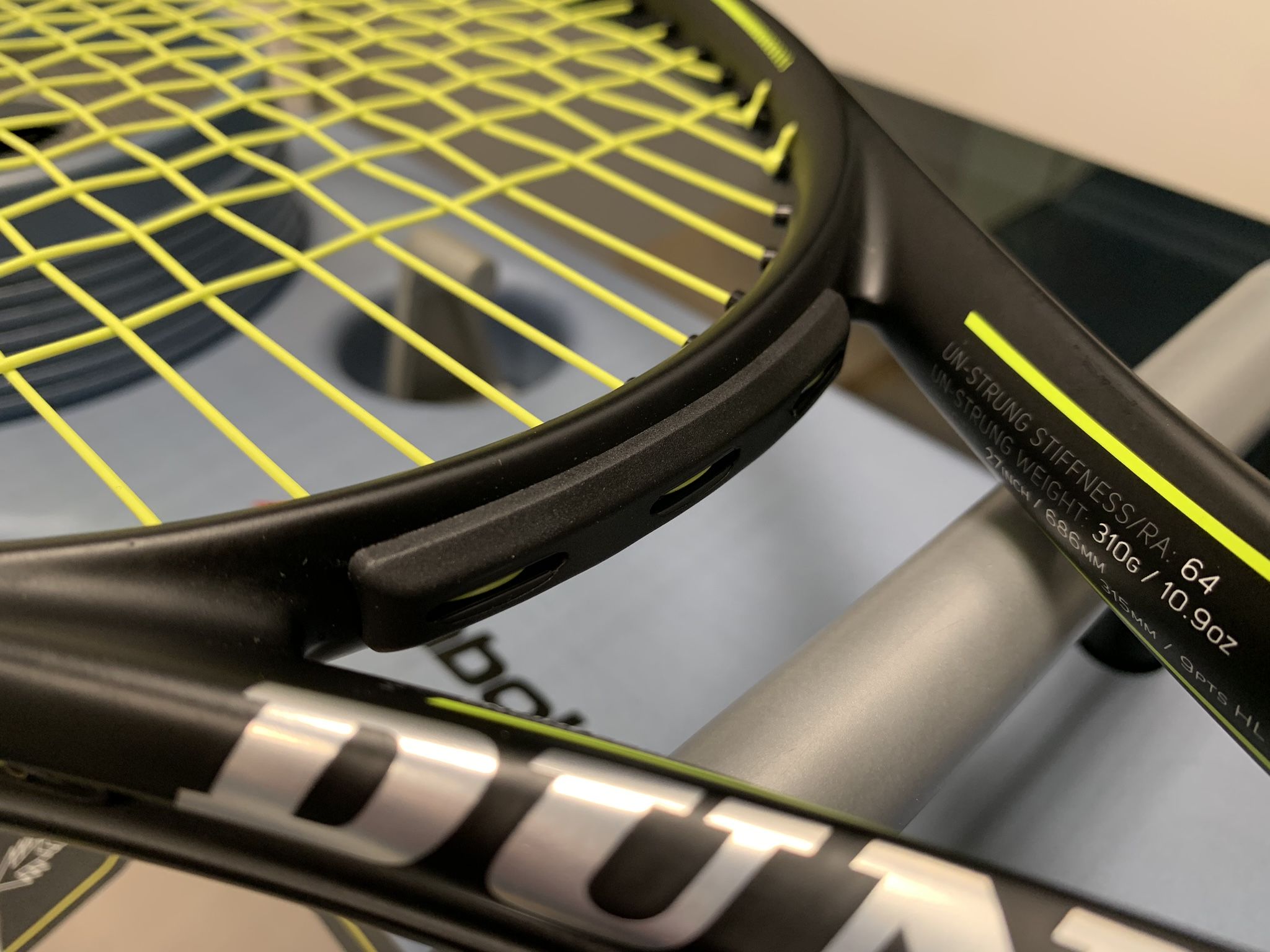 Il particolare grommet posizionato alla base delle corde verticali centrali viste dal cuore