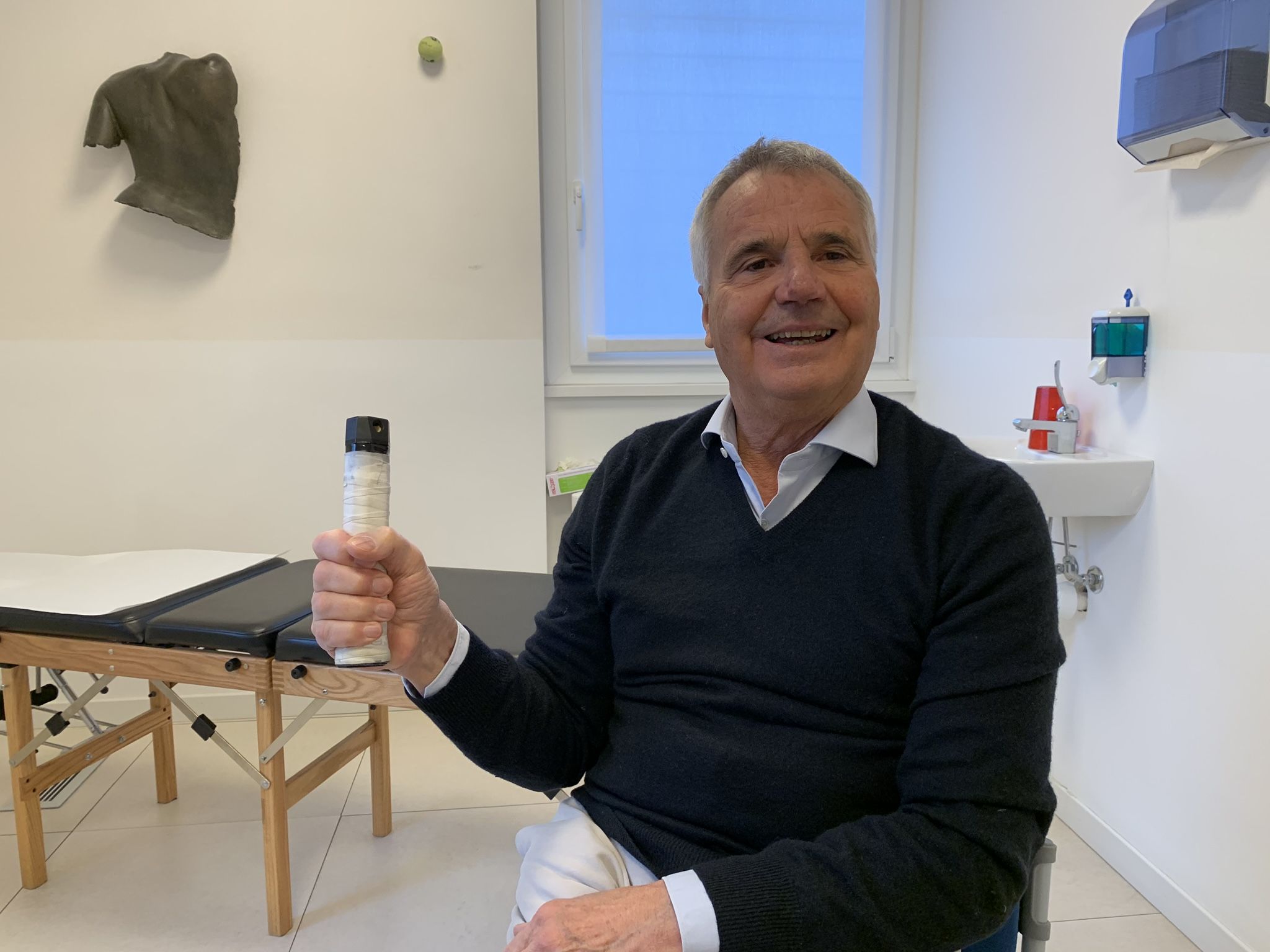 Nato a Blevio nel 1944, Caronti è un famoso chiropratico con anni di esperienza anche nello sport di vertice