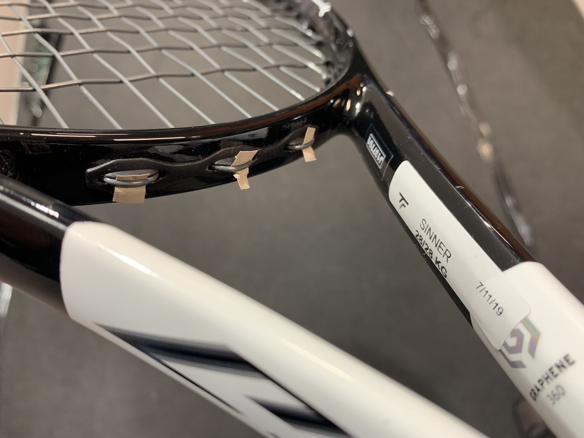 Il cuore della racchetta di Sinner con i pezzettini di integratore sensoriale