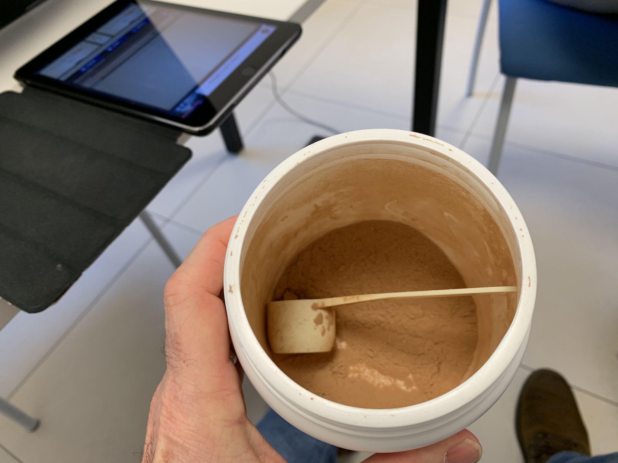 Il barattolo di polvere Si 28, parte integrante del sensorial integrator di Alfio Caronti