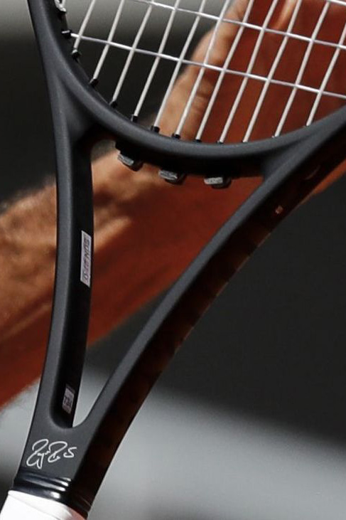 La Wilson di Roger Federer con i cosiddetti  ‘power pads’, pezzettini di cuoio che venivano collocati tra corda e telaio già sulle racchette di legno