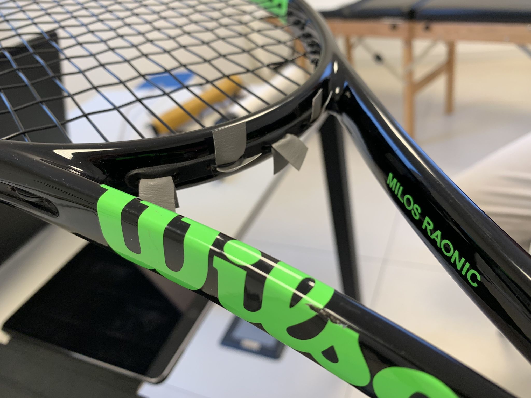 Il telaio di Milos Raonic, con cui Caronti collaborò quando si allenava con Riccardo Piatti, sviluppando la prima versione di integratore sensoriale