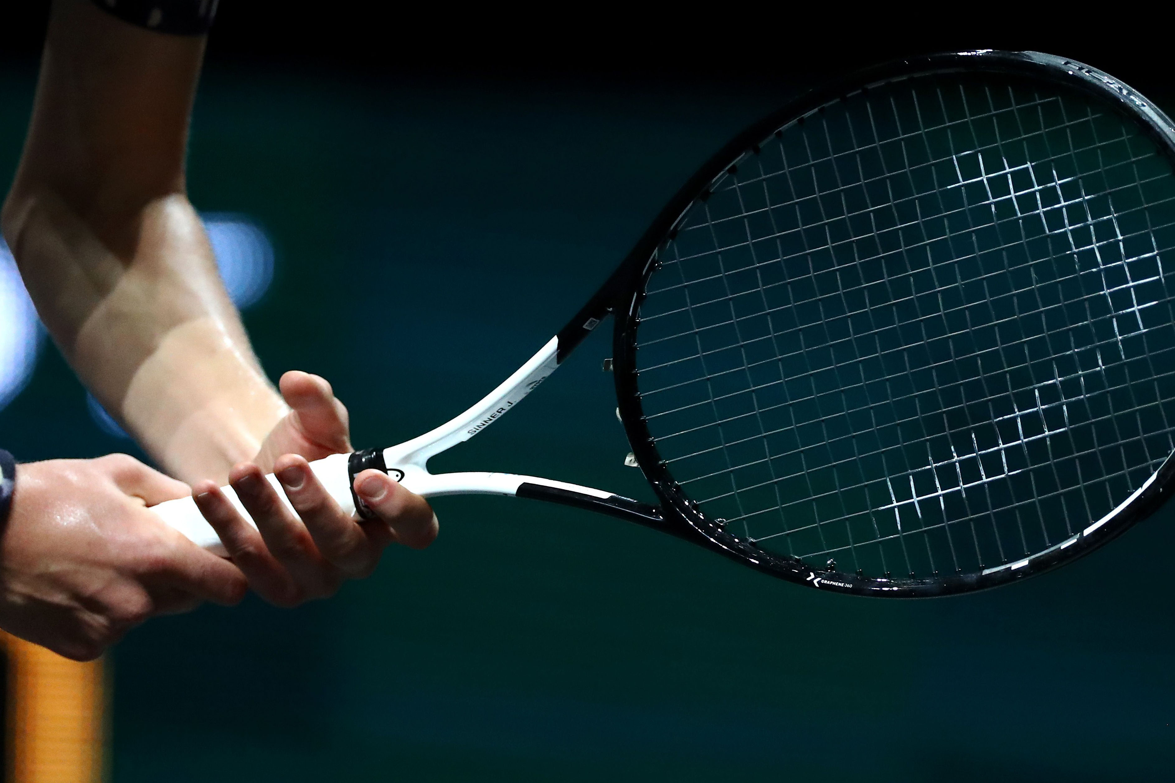 Jannik Sinner con la sua Head Speed: nel cuore si notano tre 'misteriosi' pezzettini di tessuto