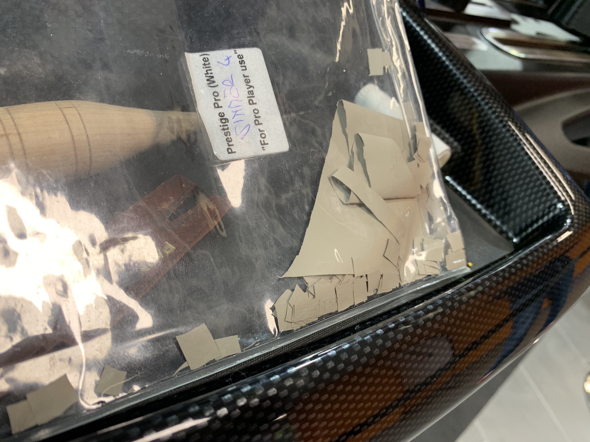 La bustina con il tessuto integratore sensoriale che Sinner consegna agli incordatori da applicare sui propri telai