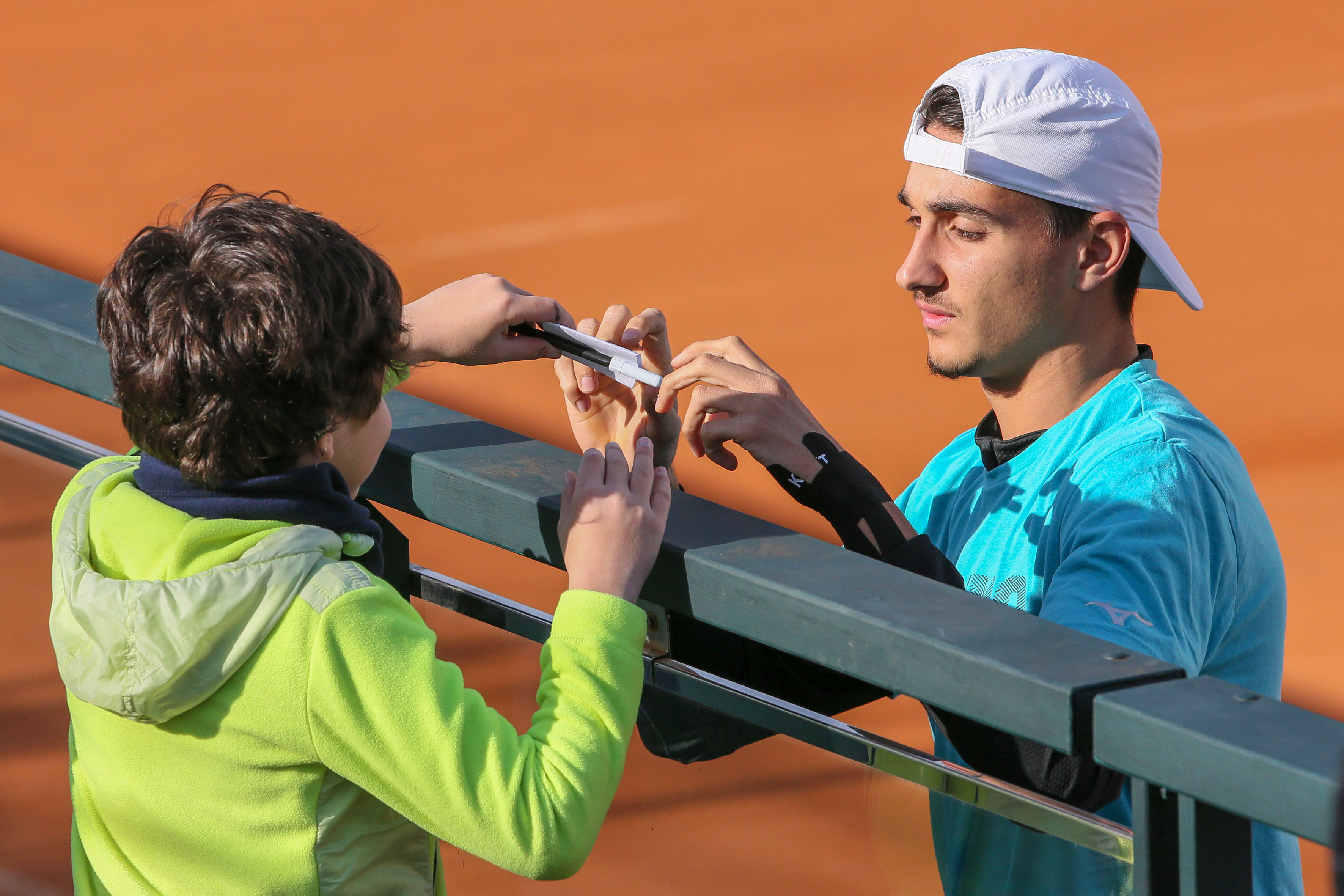 Lorenzo Sonego firma autografi (foto Sposito)