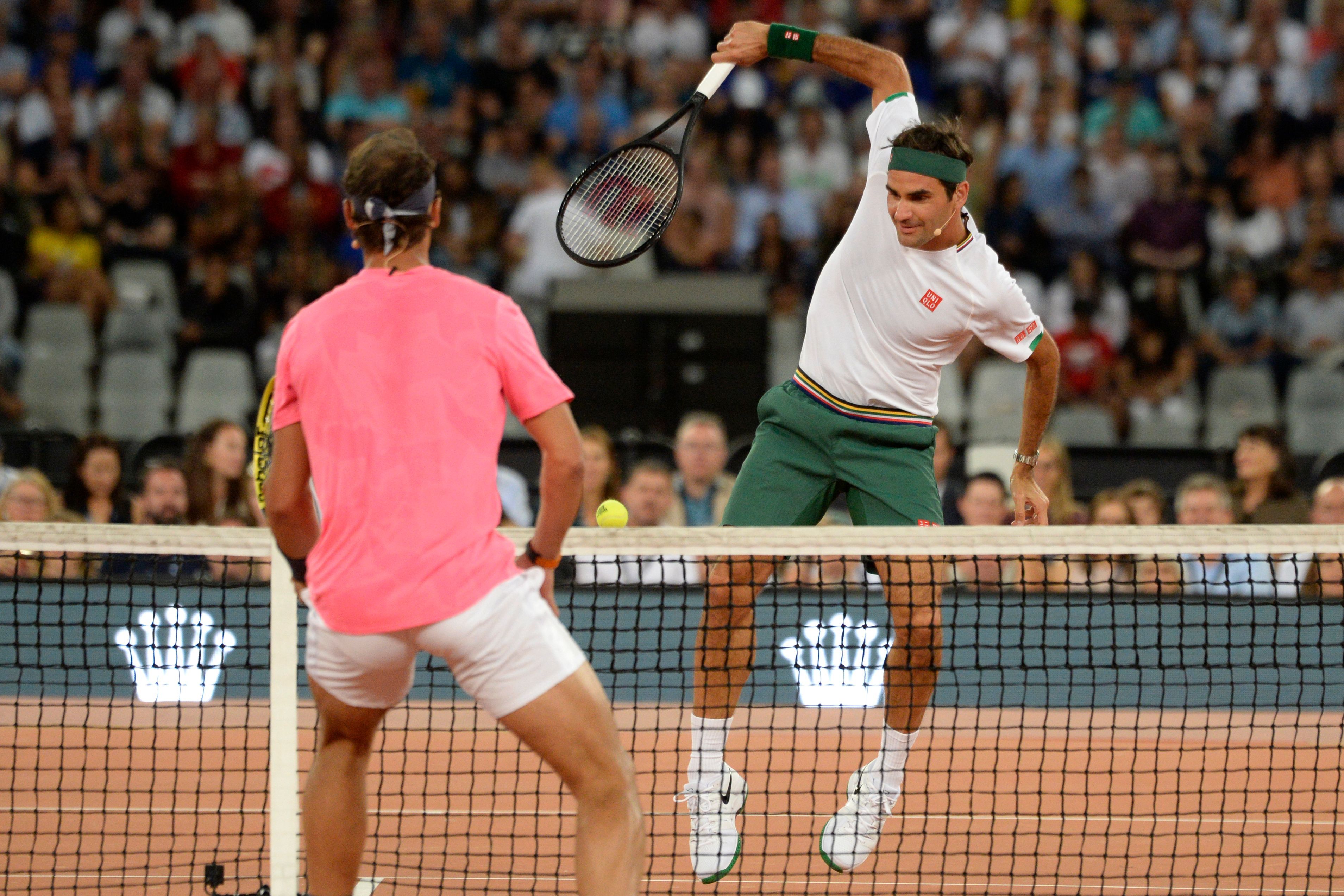 Roger Federer e Rafael Nadal hanno dato vita a una spettacolare esibizione a scopo benefico allo stadio dei Mondiali di calcio di Cape Town (Sudafrica): una folla di 51.954 spettatori ha fatto stabilire un nuovo record di pubblico per una partita di tennis