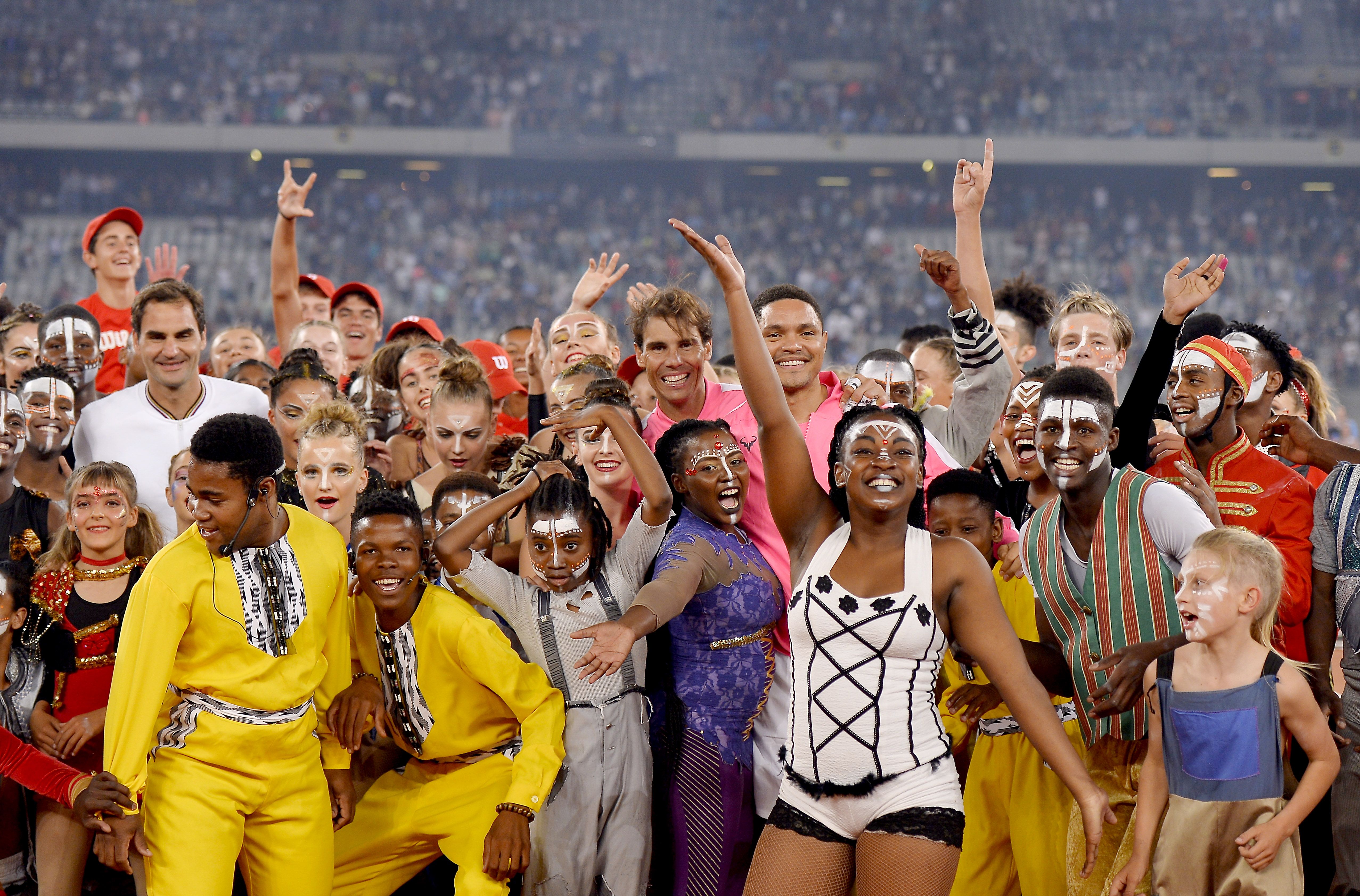 Roger Federer e Rafael Nadal hanno dato vita a una spettacolare esibizione a scopo benefico allo stadio dei Mondiali di calcio di Cape Town (Sudafrica): una folla di 51.954 spettatori ha fatto stabilire un nuovo record di pubblico per una partita di tennis