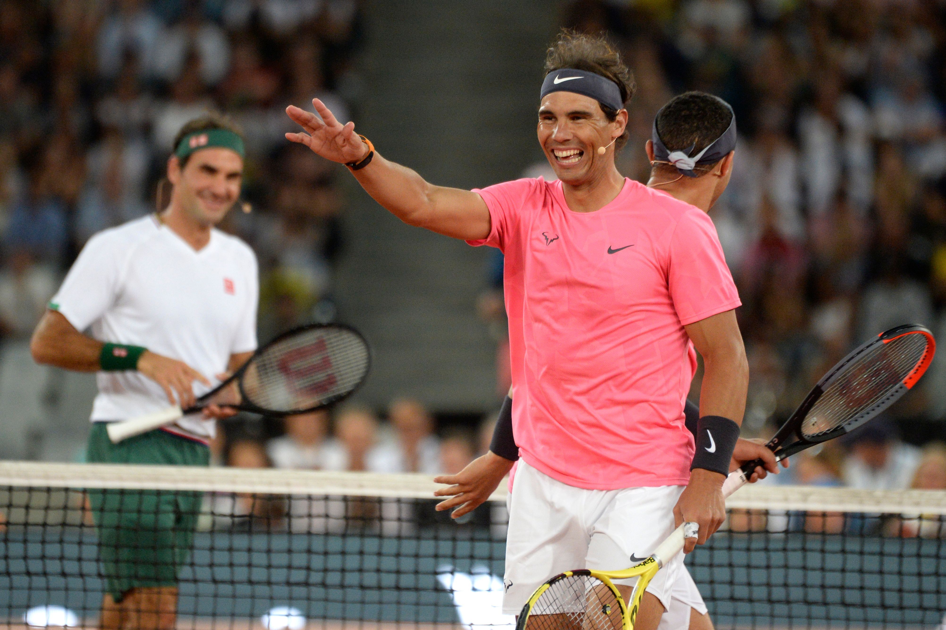 Roger Federer e Rafael Nadal hanno dato vita a una spettacolare esibizione a scopo benefico allo stadio dei Mondiali di calcio di Cape Town (Sudafrica): una folla di 51.954 spettatori ha fatto stabilire un nuovo record di pubblico per una partita di tennis