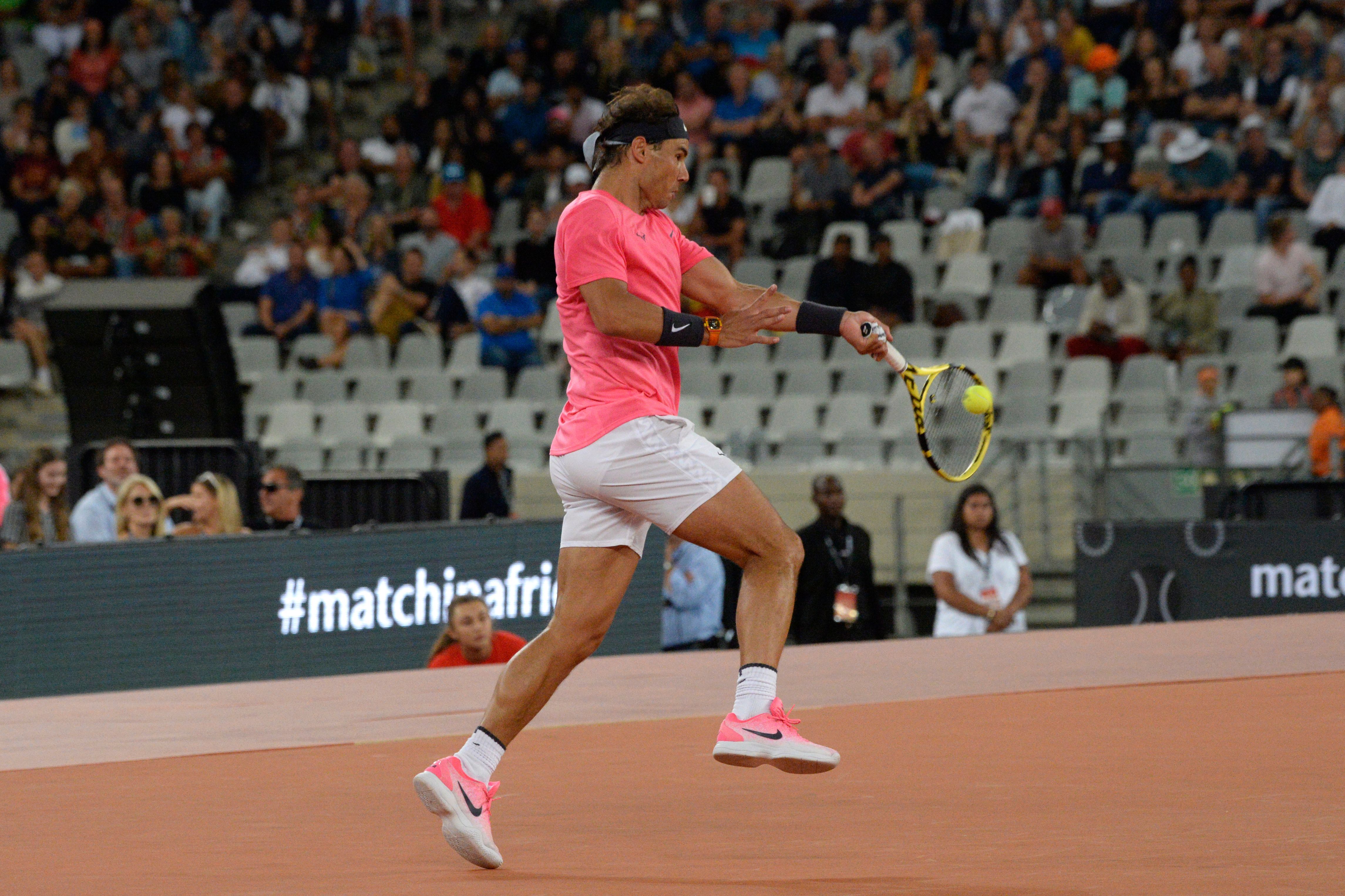 Roger Federer e Rafael Nadal hanno dato vita a una spettacolare esibizione a scopo benefico allo stadio dei Mondiali di calcio di Cape Town (Sudafrica): una folla di 51.954 spettatori ha fatto stabilire un nuovo record di pubblico per una partita di tennis