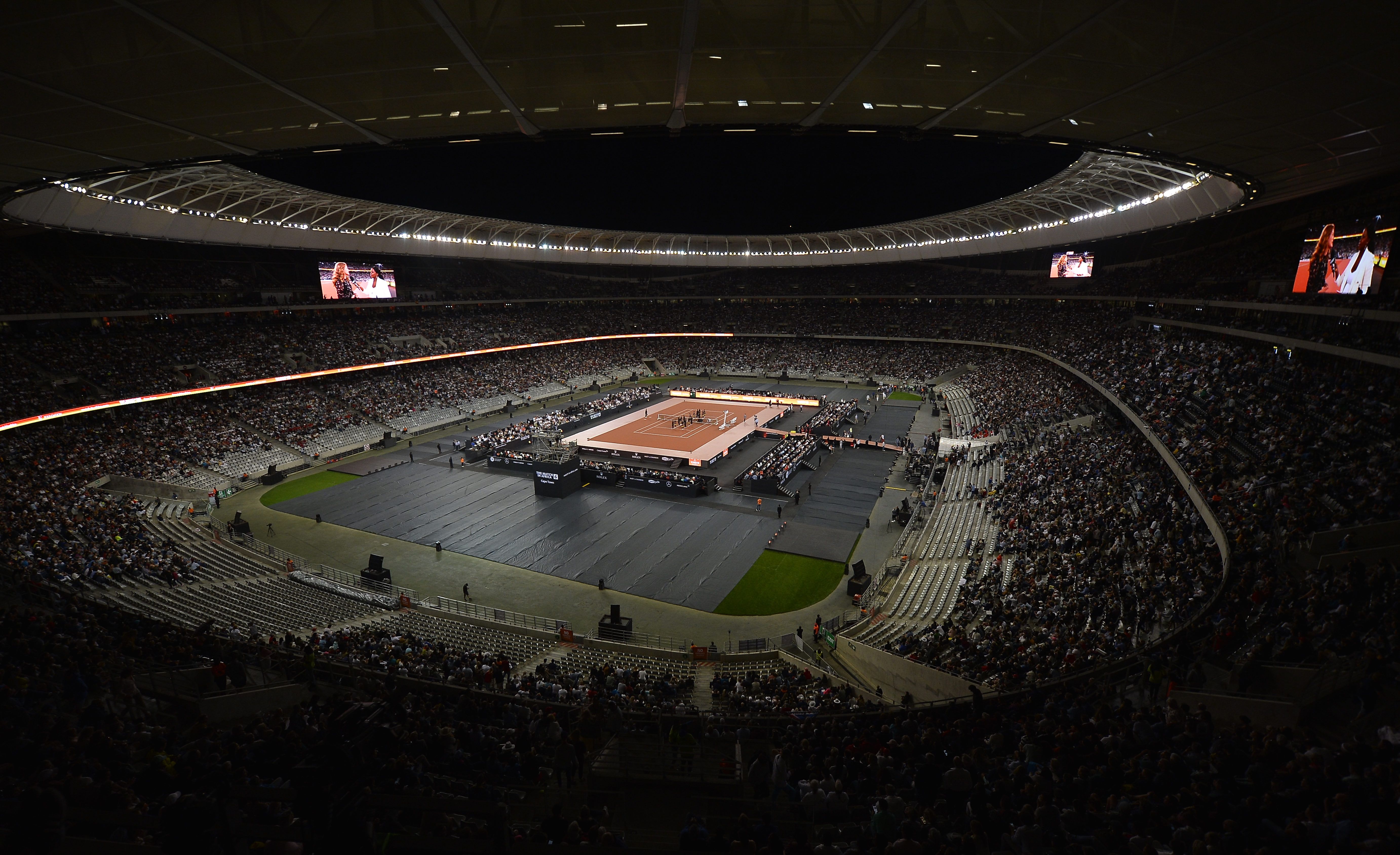 Roger Federer e Rafael Nadal hanno dato vita a una spettacolare esibizione a scopo benefico allo stadio dei Mondiali di calcio di Cape Town (Sudafrica): una folla di 51.954 spettatori ha fatto stabilire un nuovo record di pubblico per una partita di tennis