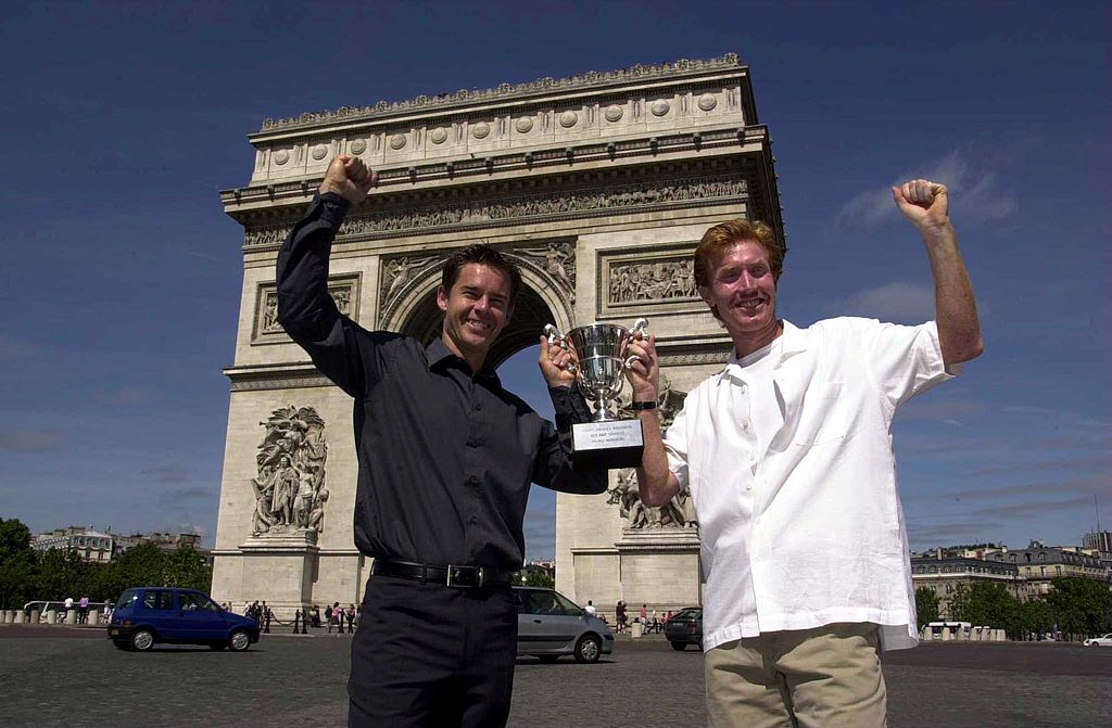 Mark Woodforde e Todd Woodbridge con il Trofeo vinto al Roland Garros nel 2000, coronamento del Career Grand Slam