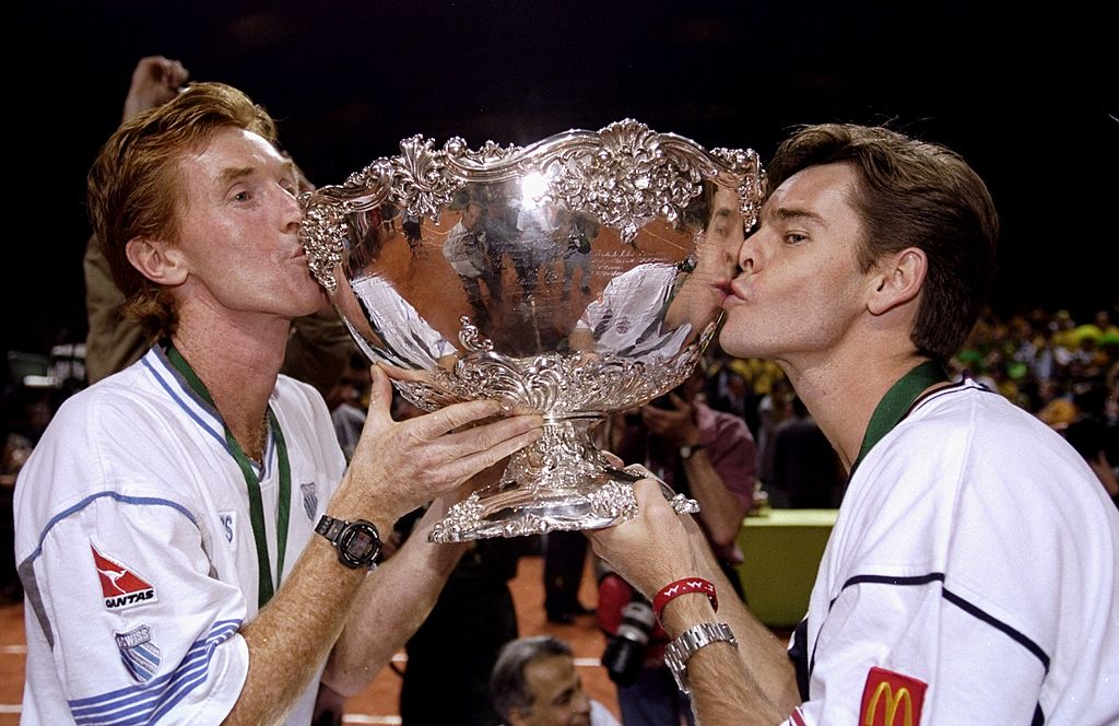 Mark Woodforde e Todd Woodbridge baciano la Davis vinta con l'Australia nel 1999 a Nizza