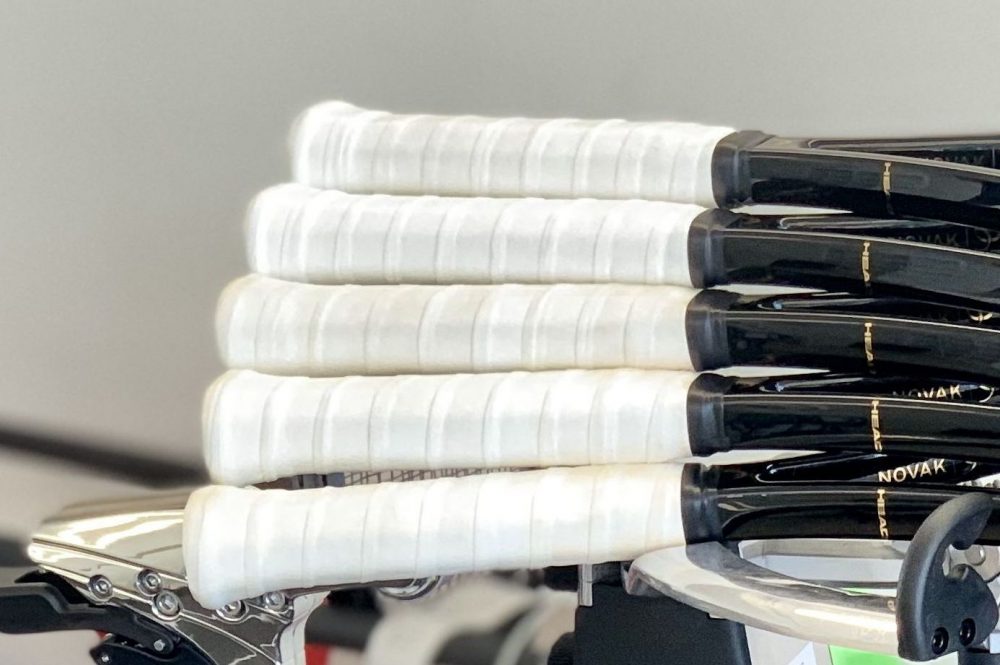 Djokovic utilizza un grip sintetico con sopra due overgrip