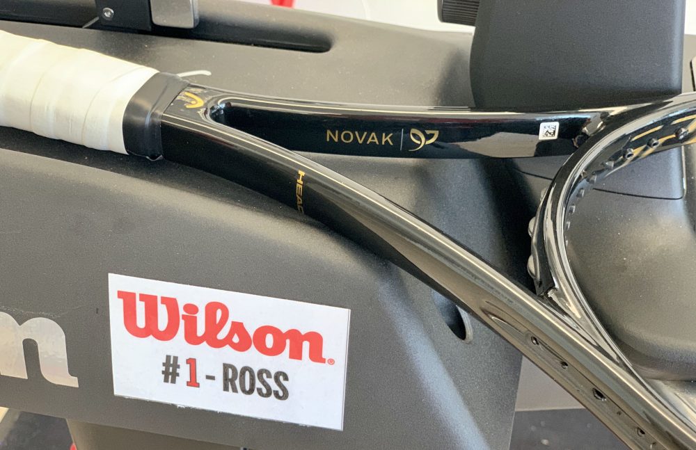 Il cuore della racchetta di Novak Djokovic con la grafia personalizzata in oro