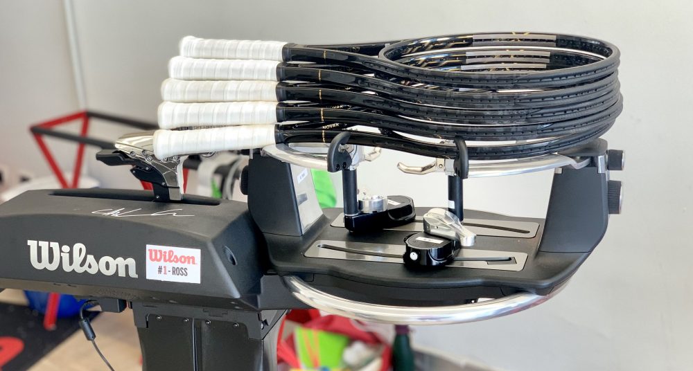 Il pacchetto da 5 telai che Nole fa preparare per il match