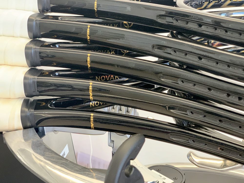 Un dettaglio dei cinque telai che il n.1 del mondo manda ogni volta a incordare