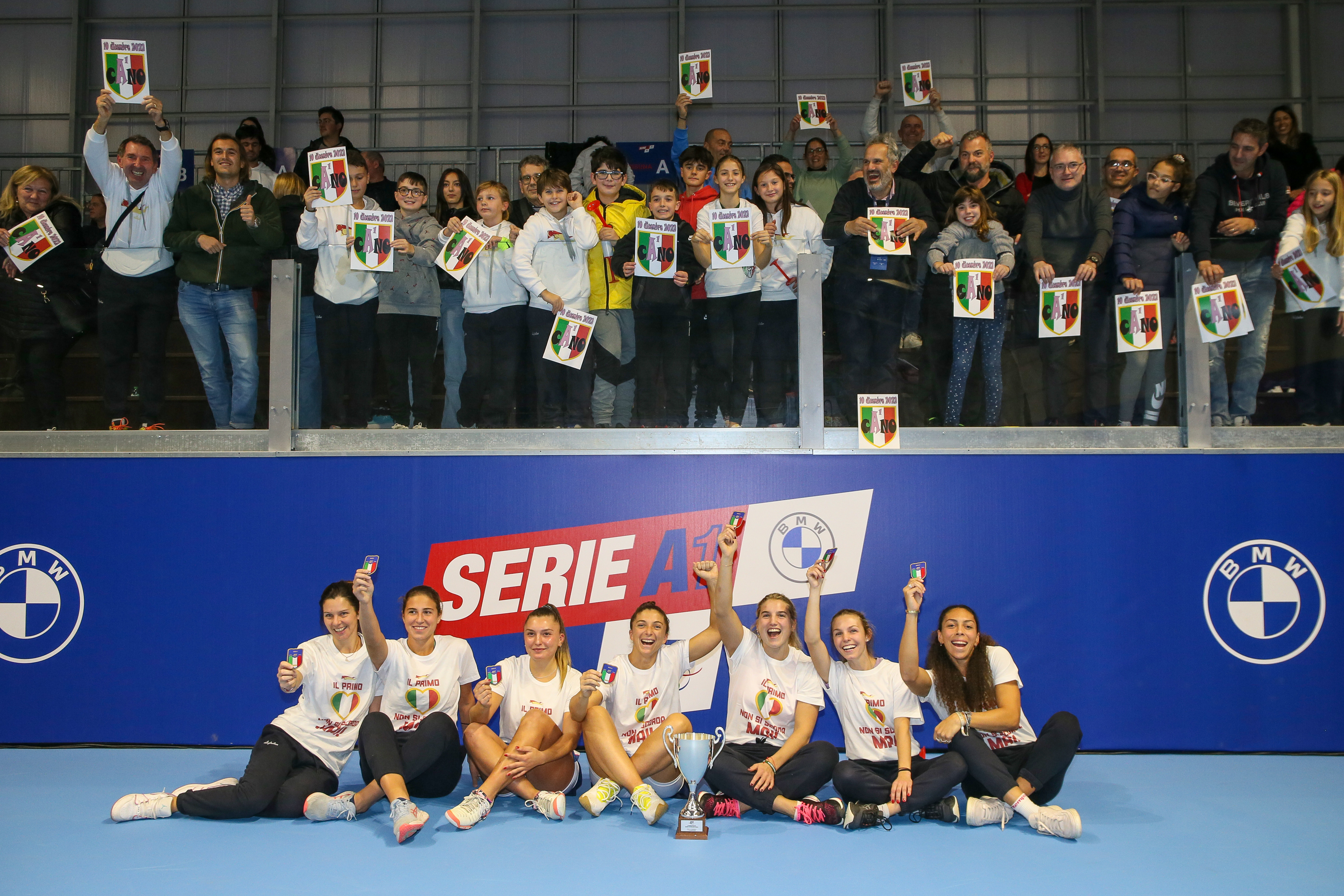 Serie A1 F 2022: le Campionesse d'Italia della Società Canottieri Casale festeggiano con i tifosi (foto Sposito)