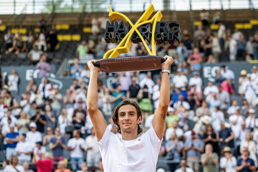 Lorenzo Musetti con il primo trofeo ATP della carriera conquistato ad Amburgo 2022 (foto Getty Images)